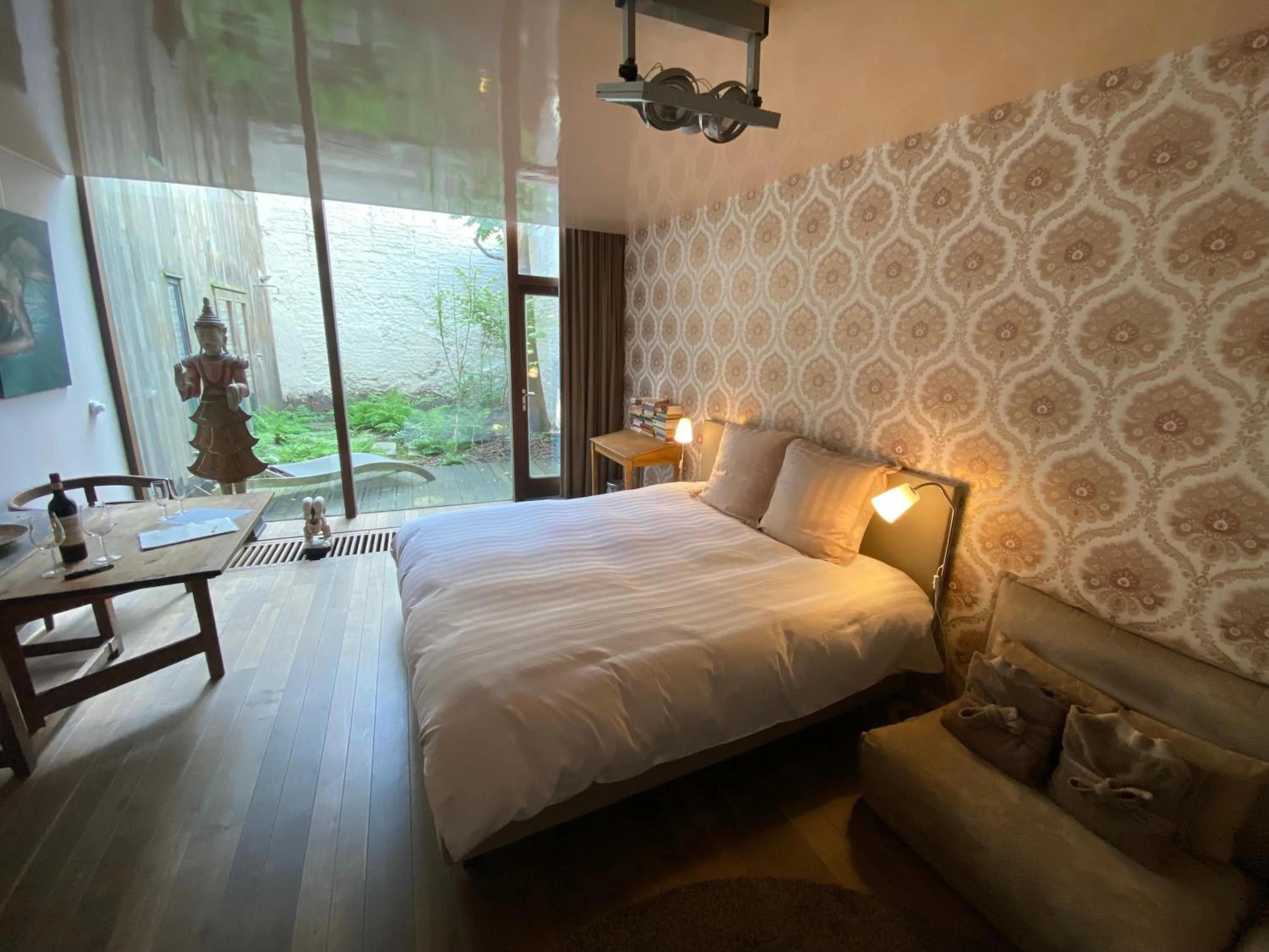 Bedroom, Bed in Schopenhauer