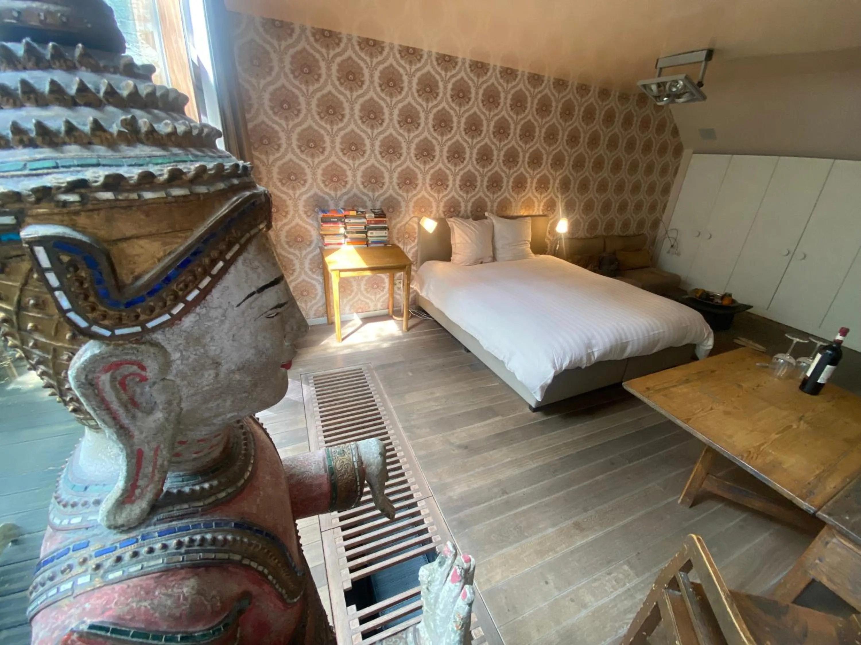 Bedroom, Bed in Schopenhauer