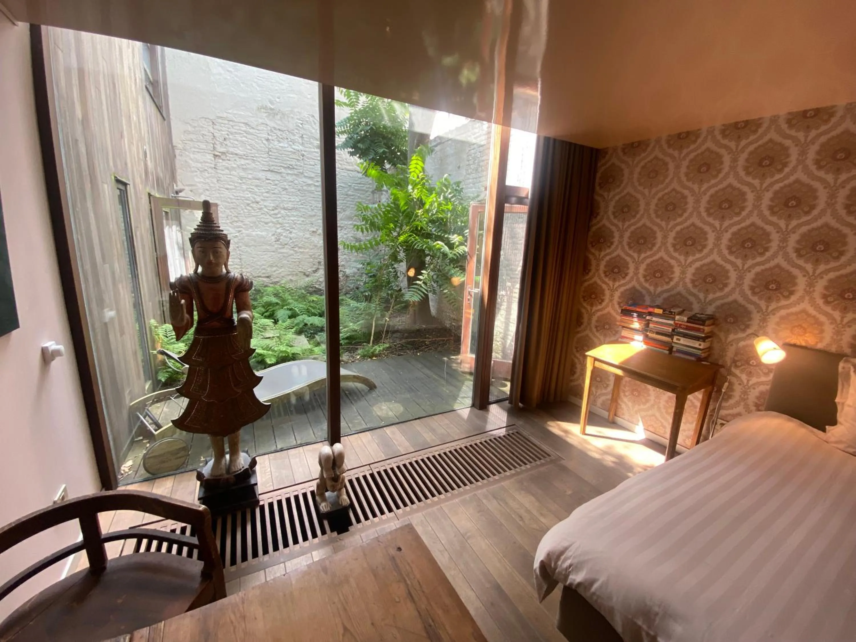 Bedroom, Bed in Schopenhauer