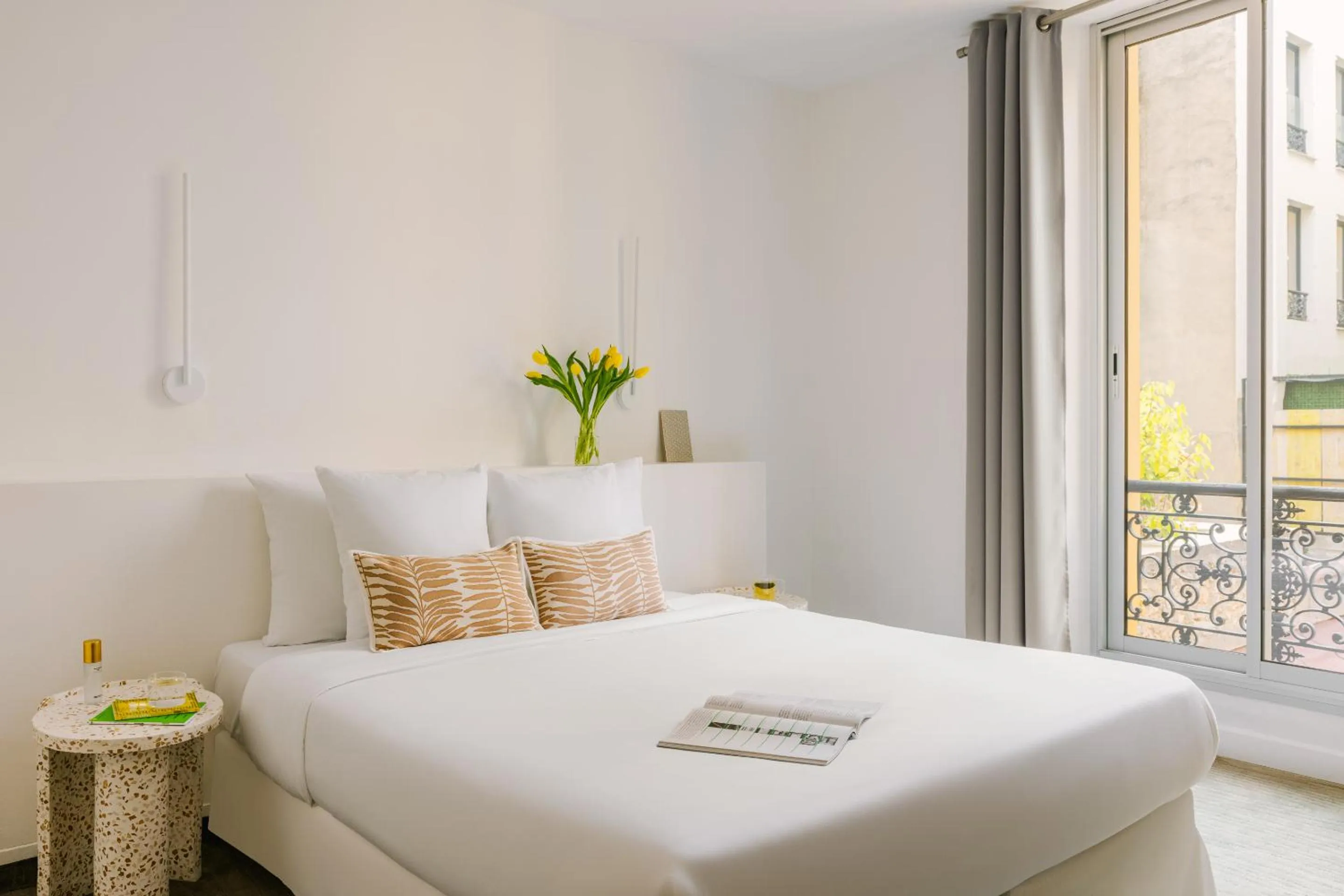 Bed in Yelo Lumière powered by Sonder