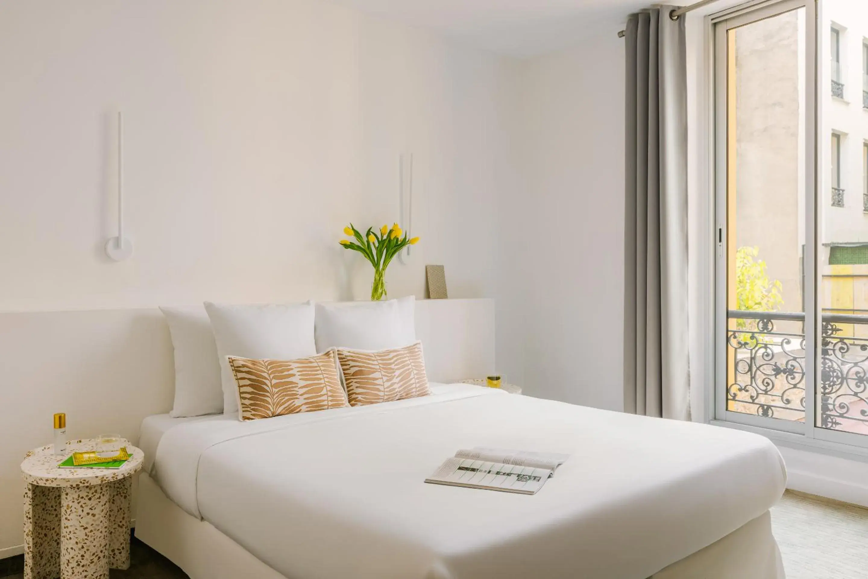 Standard Queen Room in Yelo Lumière powered by Sonder Standard Queen Room in Yelo Lumière powered by Sonder