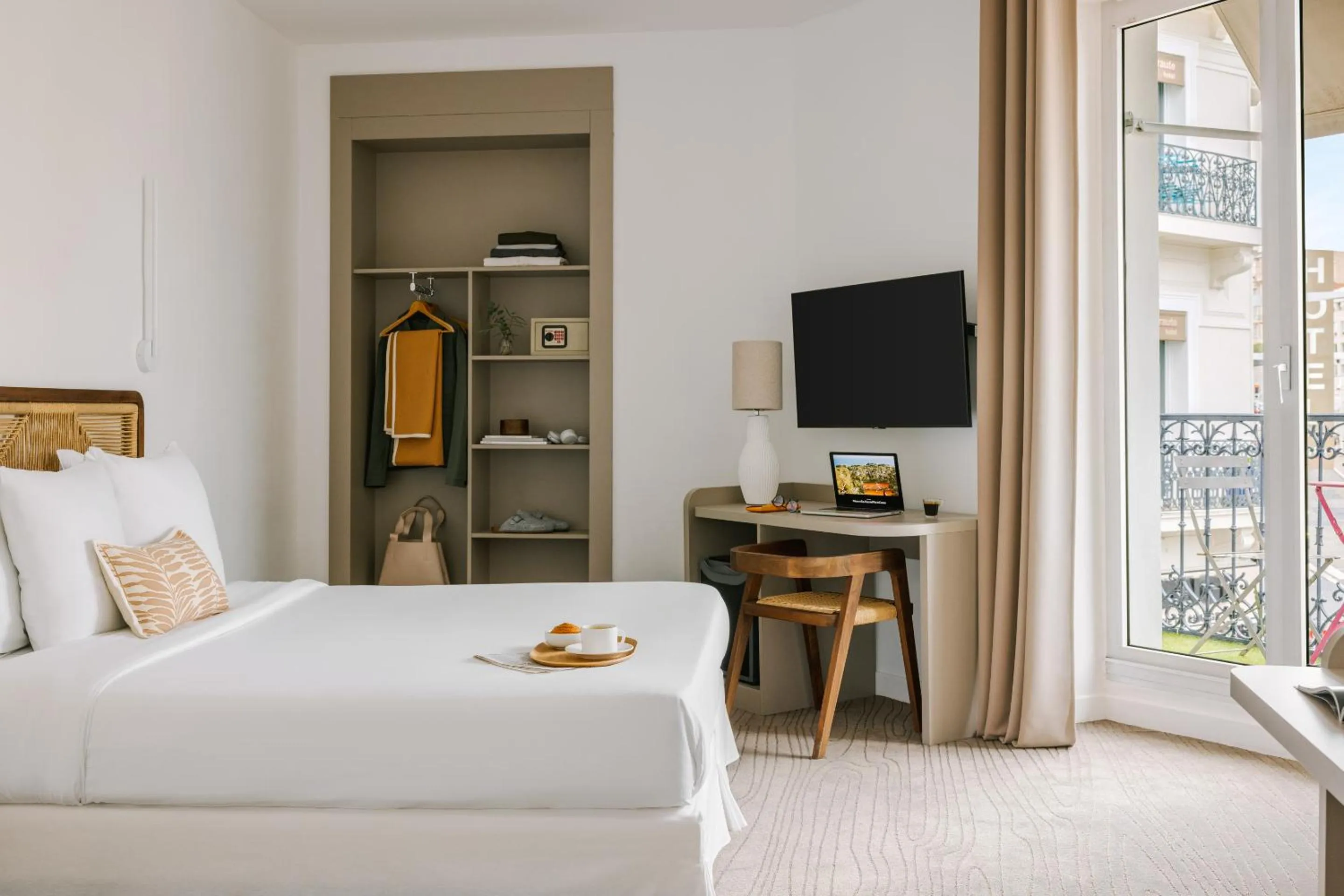 Bed in Yelo Lumière powered by Sonder