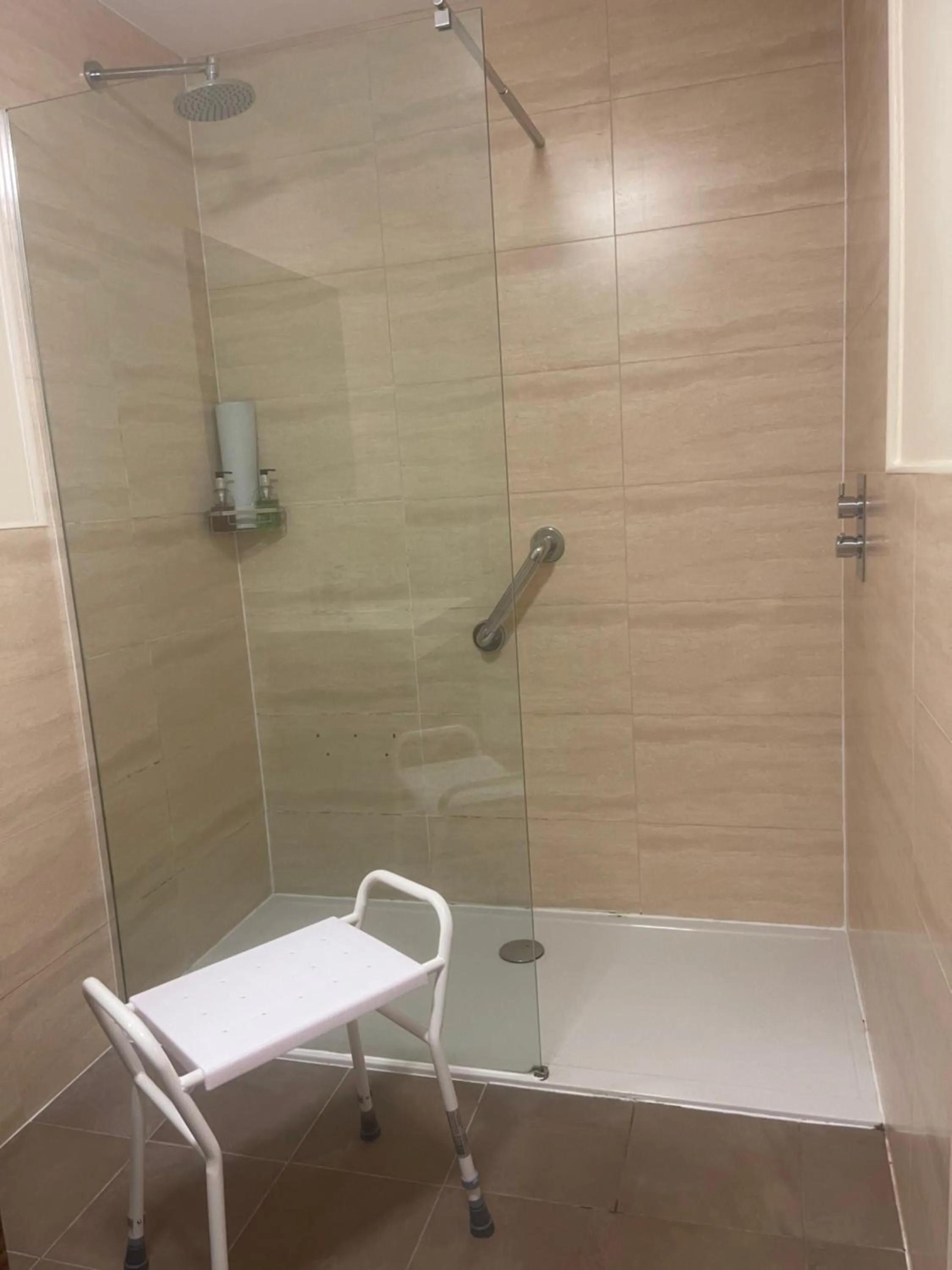 Facility for disabled guests in The Chetwynde - Self Check In HMO