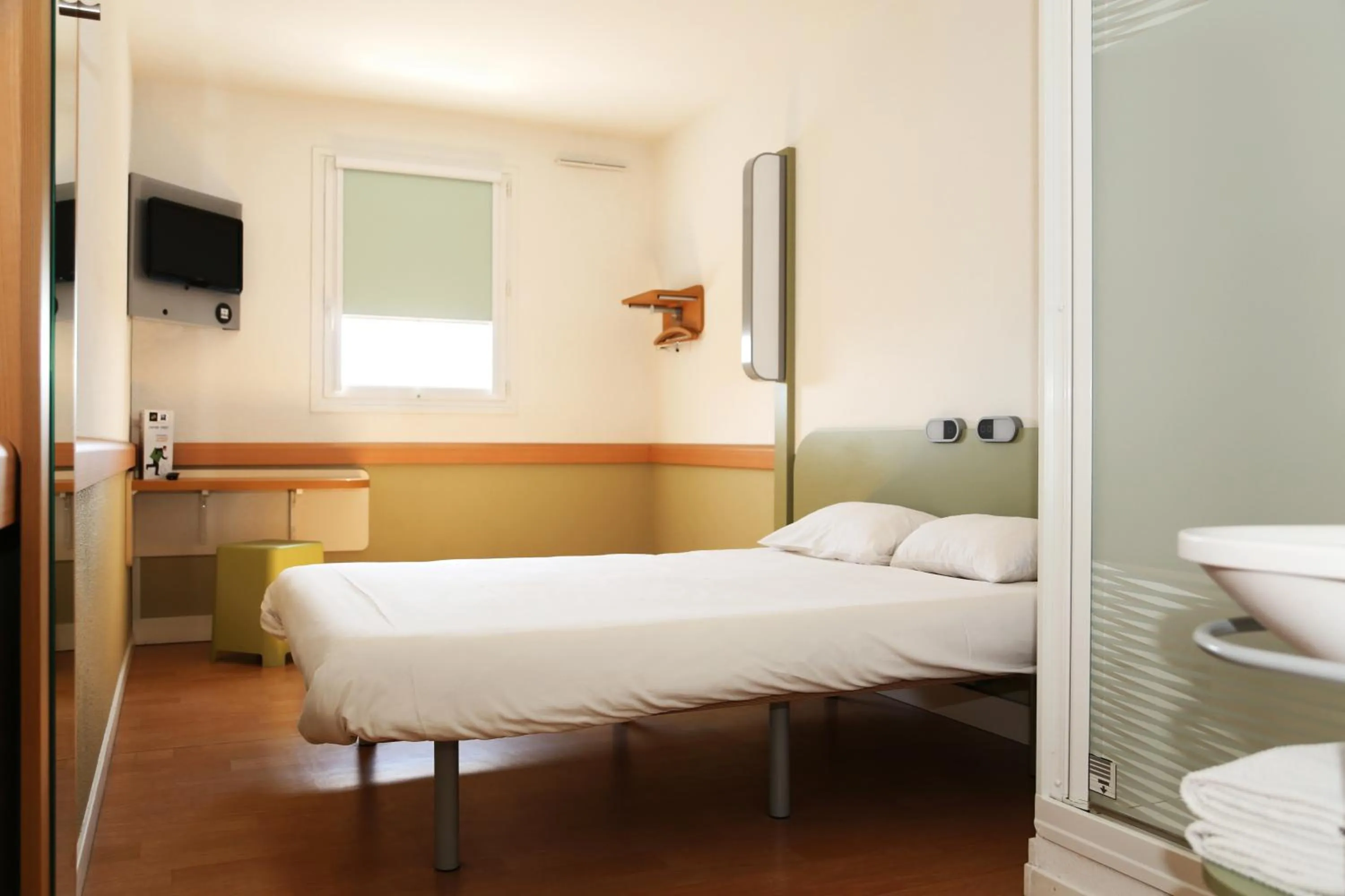 Photo of the whole room, Bed in Ibis Budget Aubenas