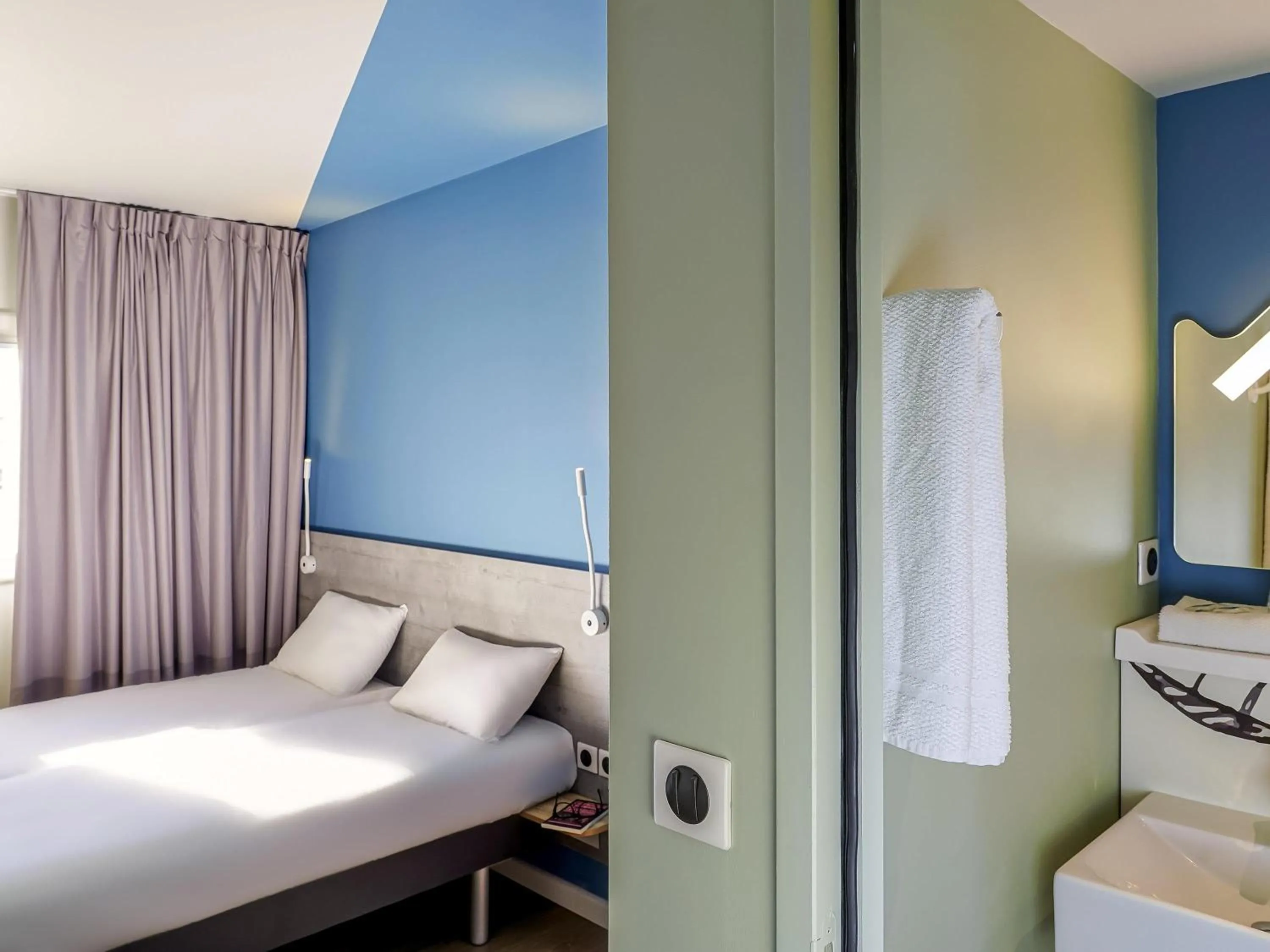 Bedroom, Bed in Ibis Budget Aubenas