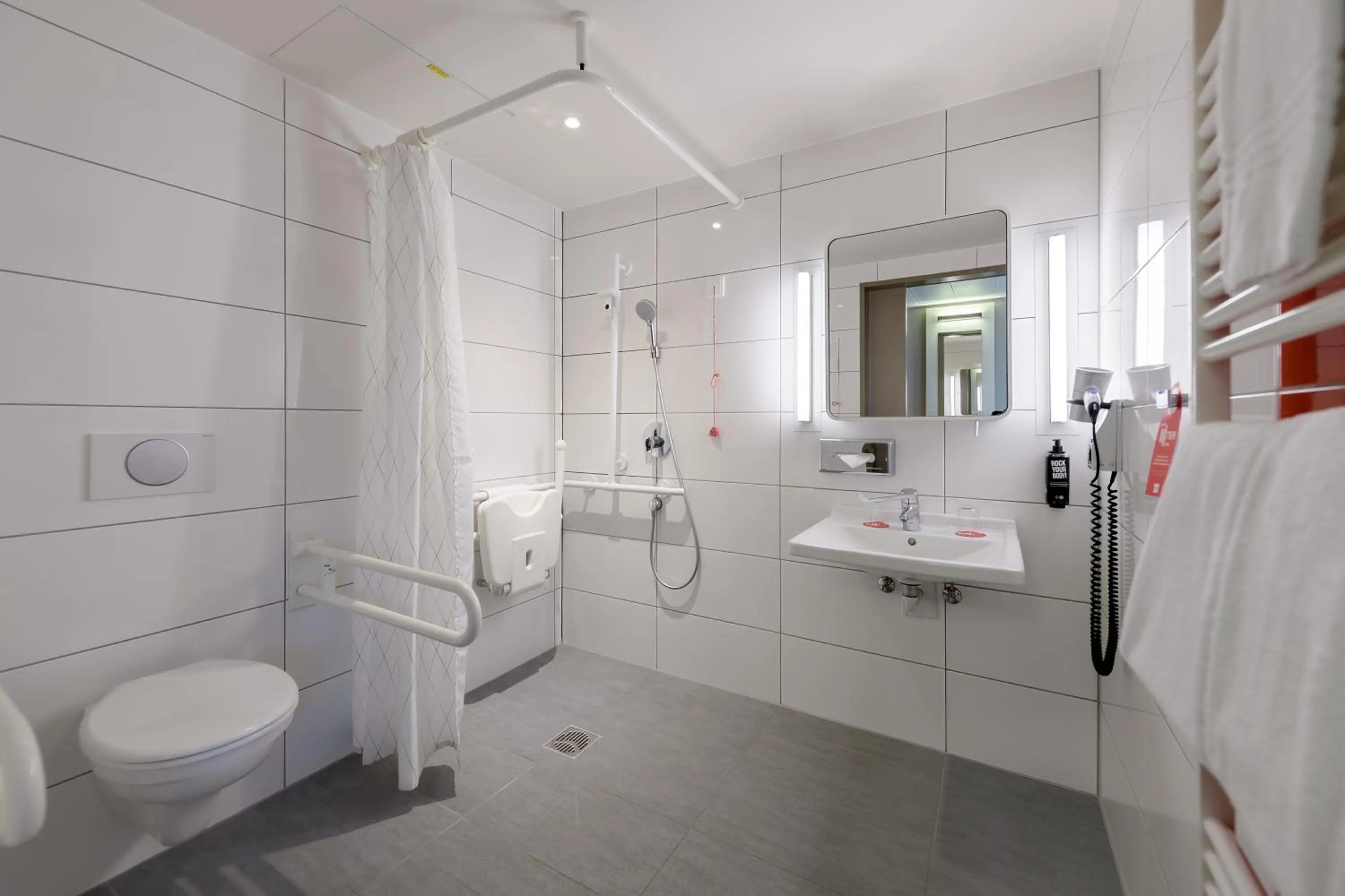 Shower in Ibis München City Arnulfpark