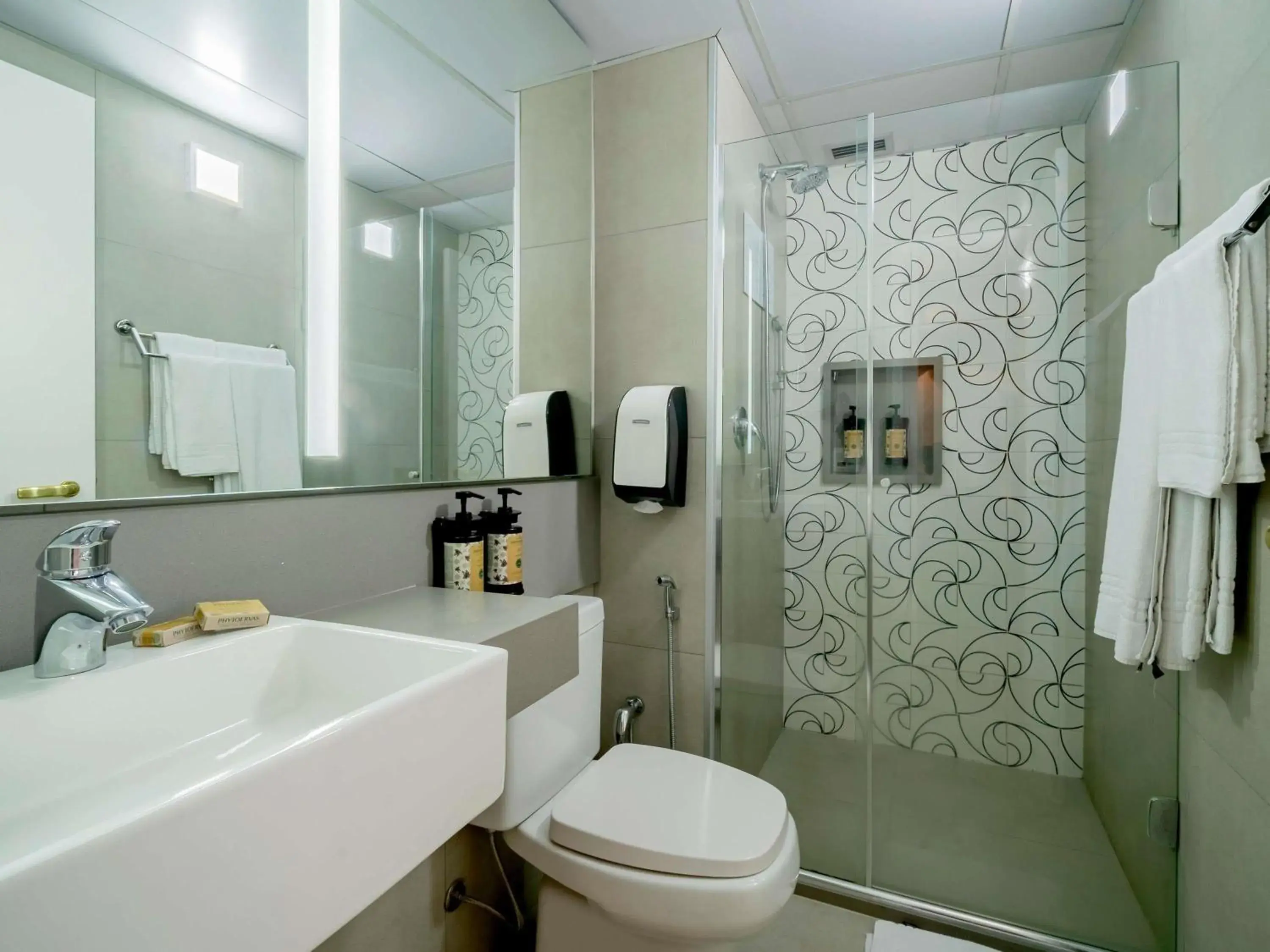 Superior Room with Three Single Beds in Mercure Sao Paulo Pinheiros Superior Room with Three Single Beds in Mercure Sao Paulo Pinheiros