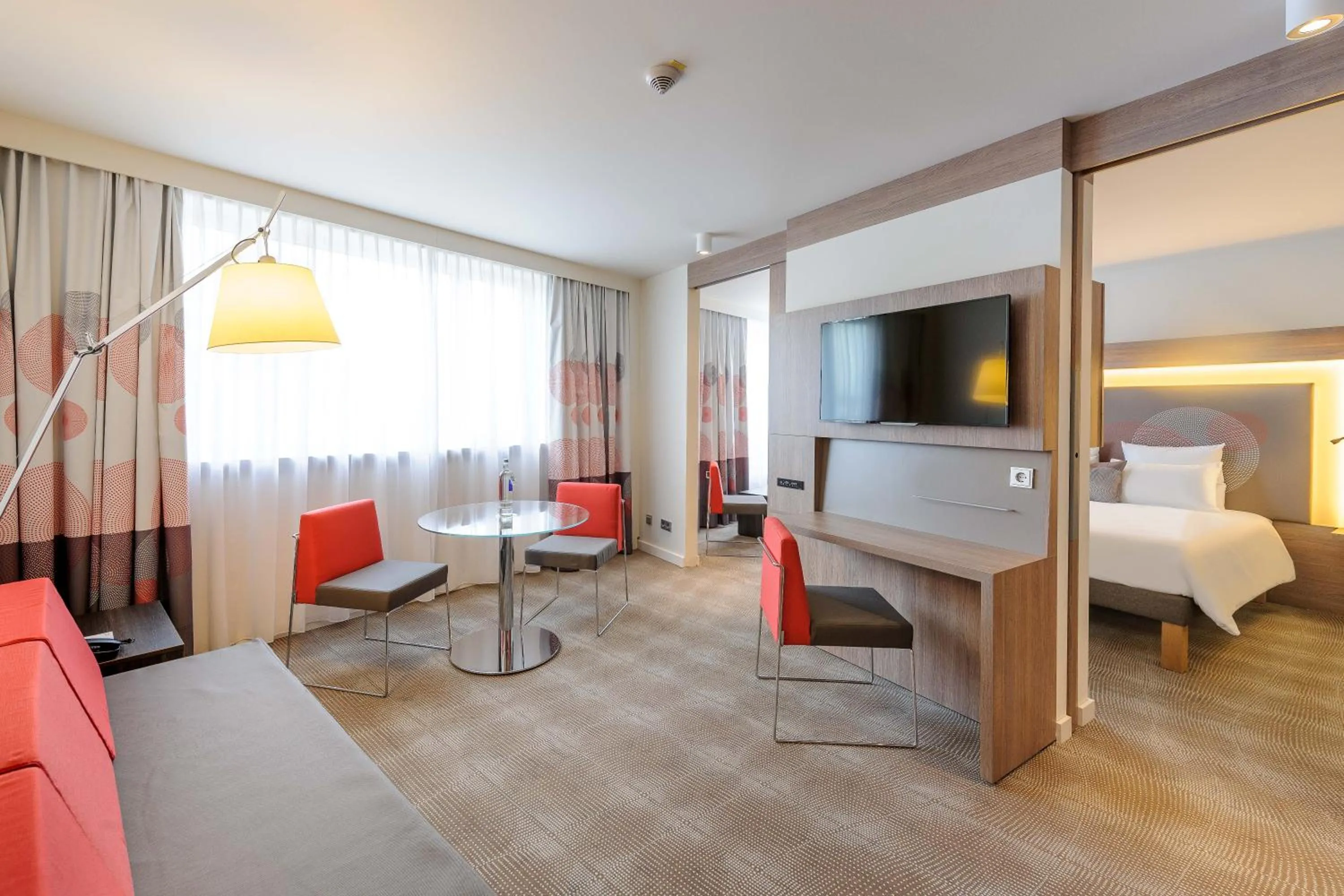 Communal lounge/ TV room, Bed in Novotel München City Arnulfpark