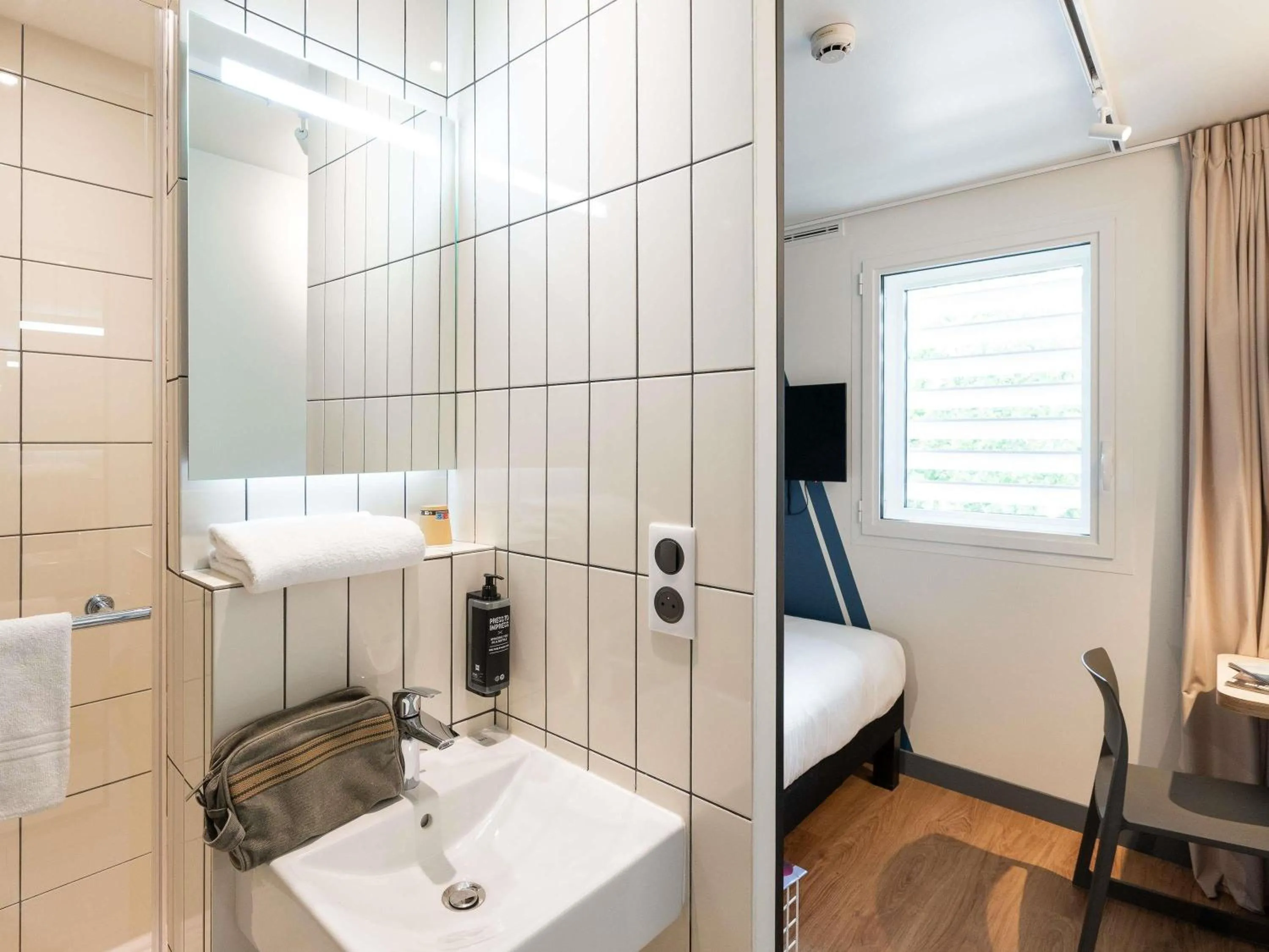 Bedroom in ibis budget Lyon Centre Confluence