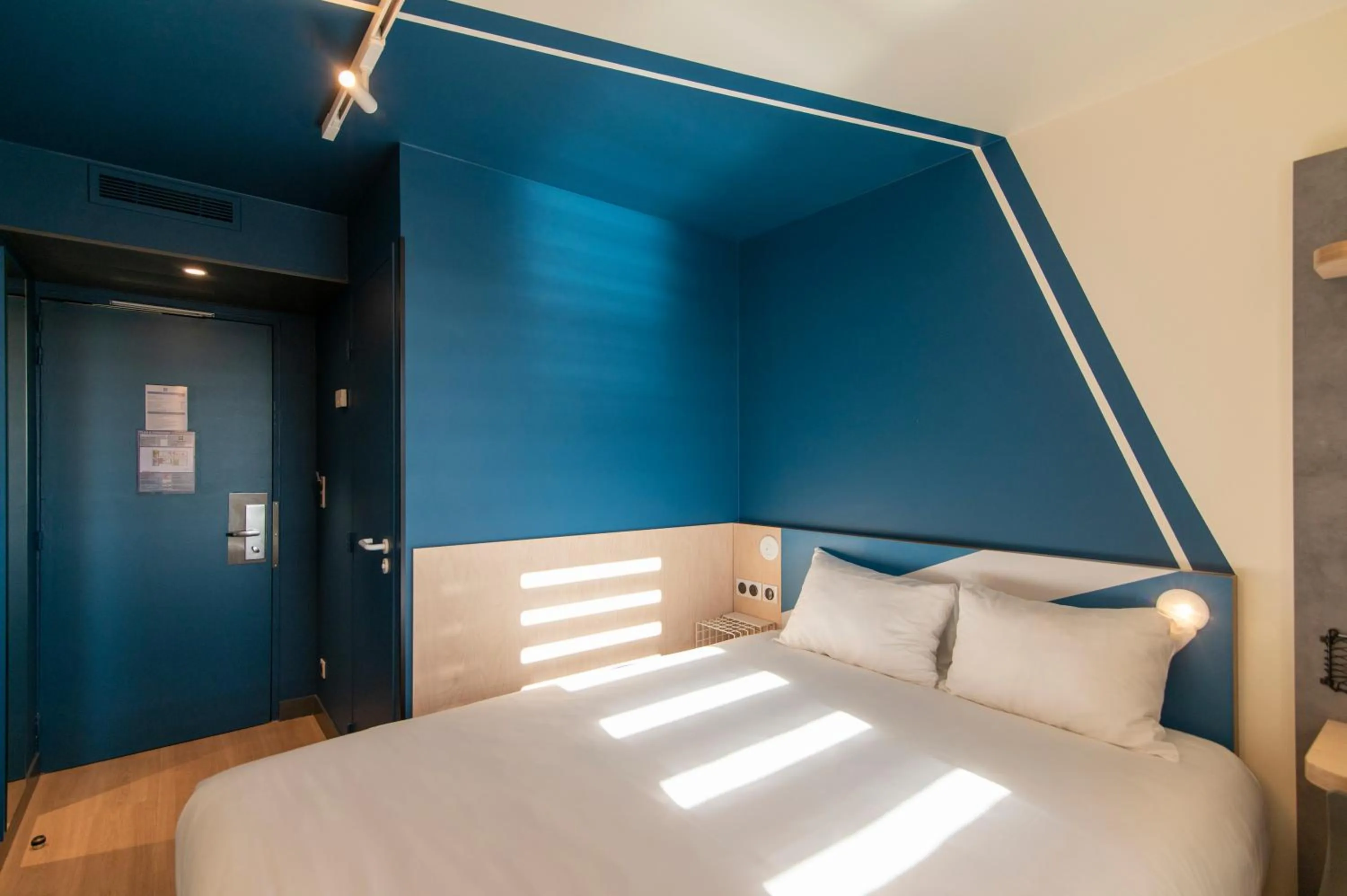 Bed in ibis budget Lyon Centre Confluence