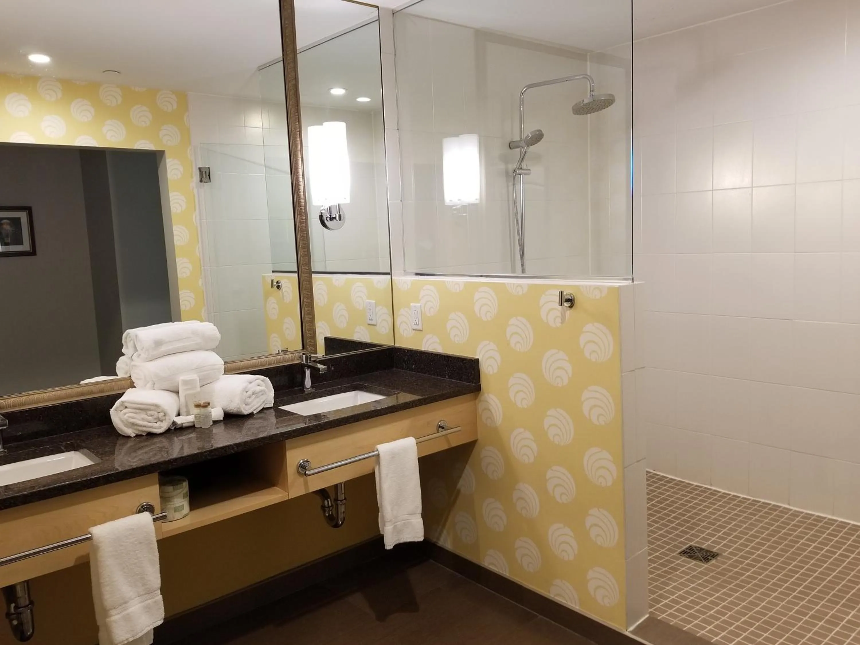 Photo of the whole room in Hotel Indigo Pittsburgh East Liberty by IHG