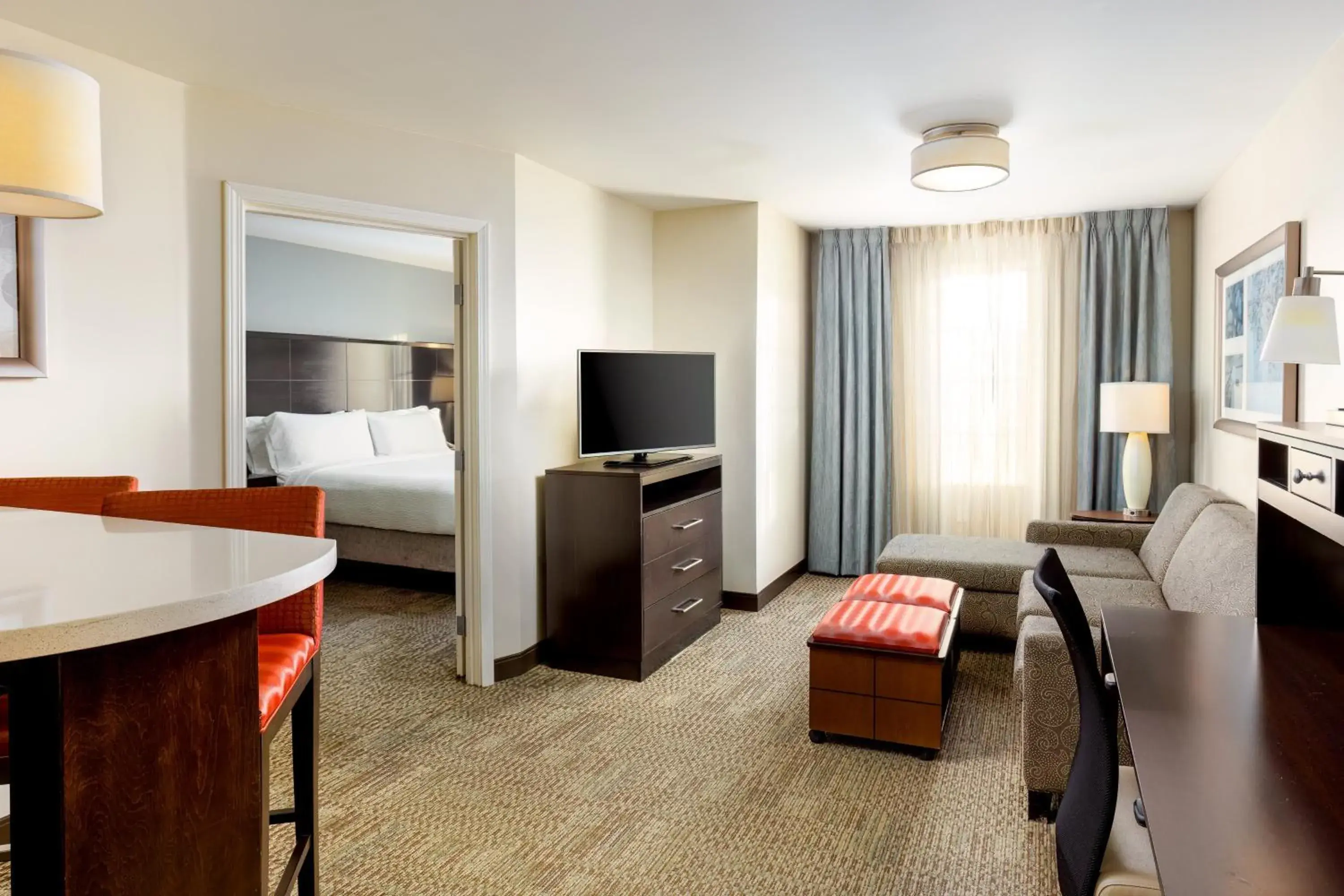 One-Bedroom King Room with Roll-In Shower - Hearing Accessible/Non-Smoking in Staybridge Suites Sacramento-Folsom by IHG One-Bedroom King Room with Roll-In Shower - Hearing Accessible/Non-Smoking in Staybridge Suites Sacramento-Folsom by IHG