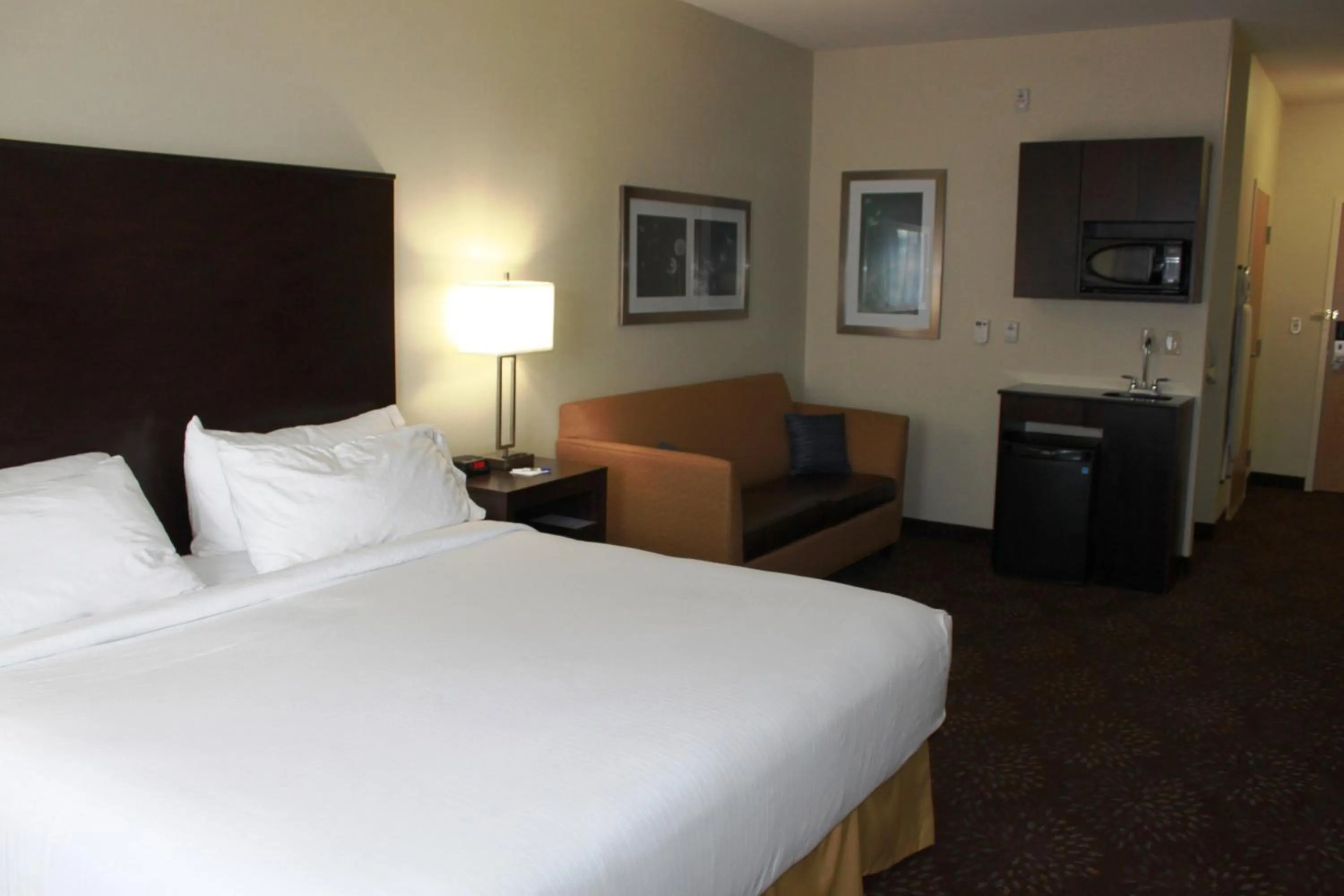 Photo of the whole room, Bed in Holiday Inn Express Yorkton East by IHG