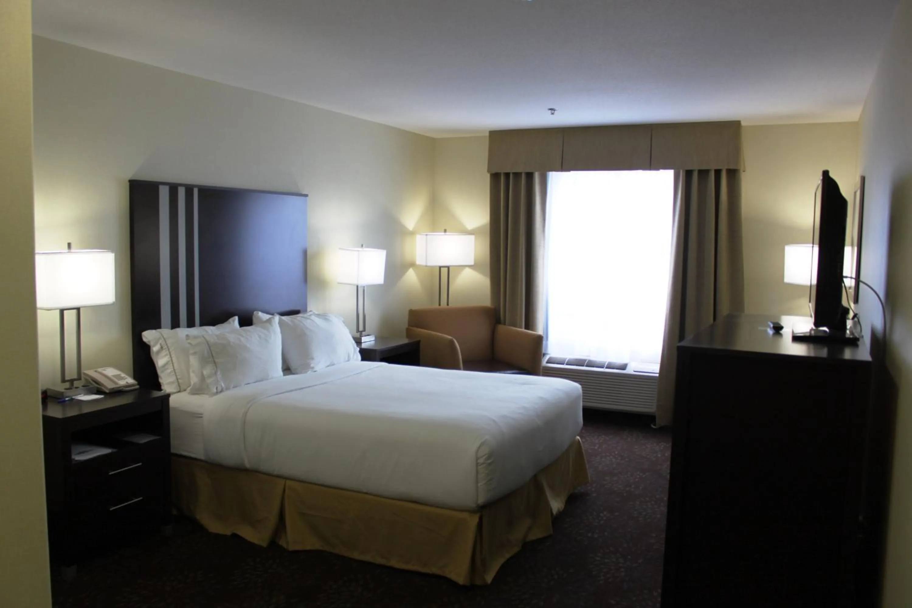Photo of the whole room, Bed in Holiday Inn Express Yorkton East by IHG