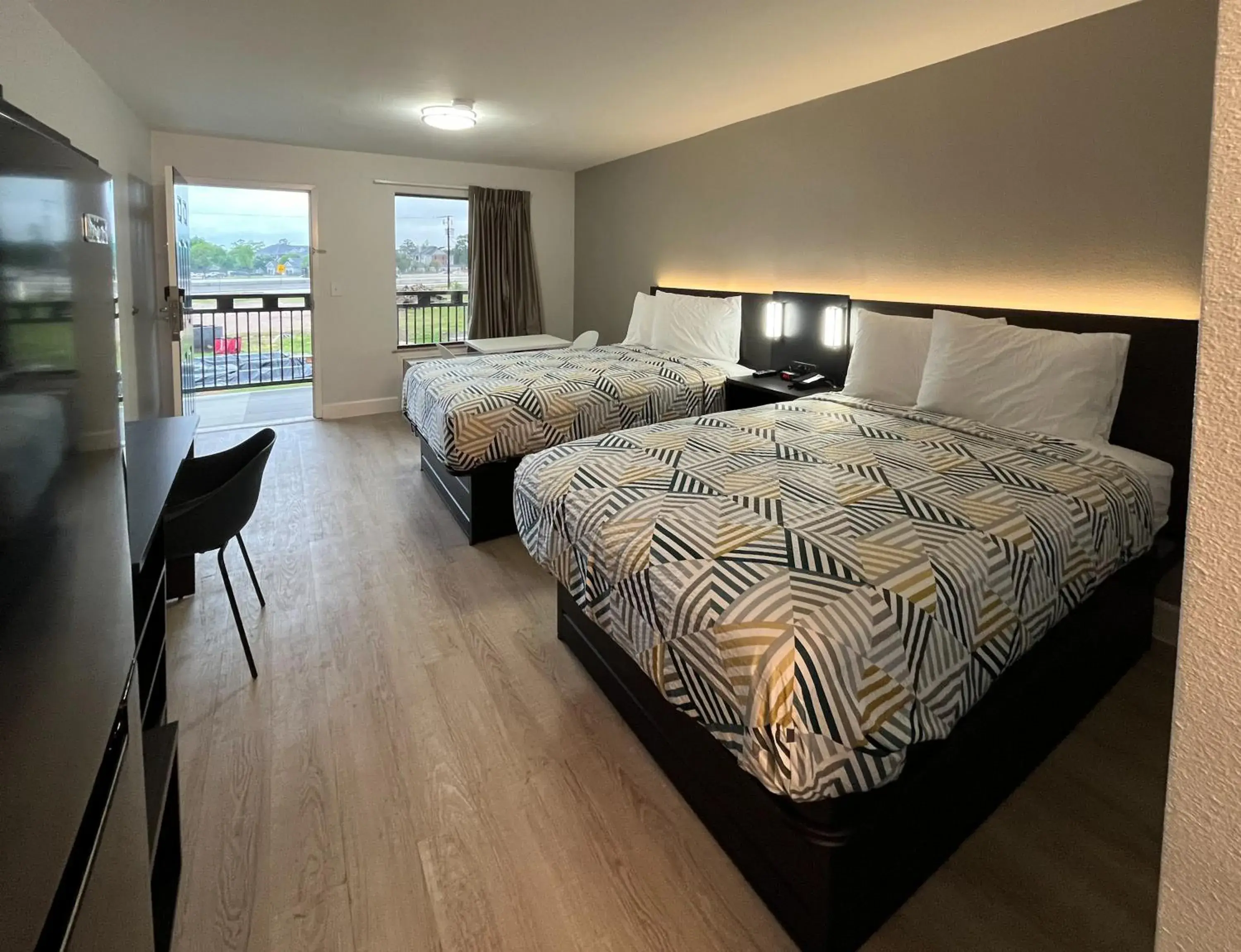 Quadruple Room - Smoking in Studio 6 Conroe, TX Quadruple Room - Smoking in Studio 6 Conroe, TX