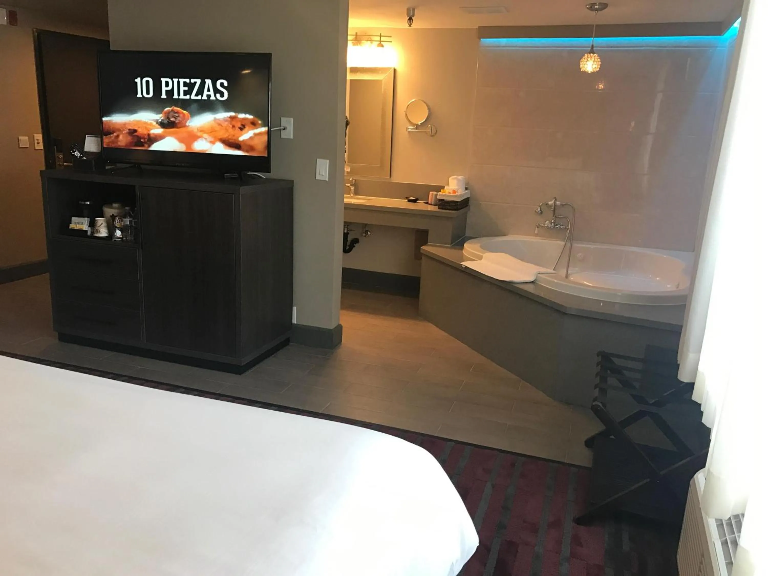 Bed in GreenTree Inn & Suites Los Angeles - Alhambra - Pasadena