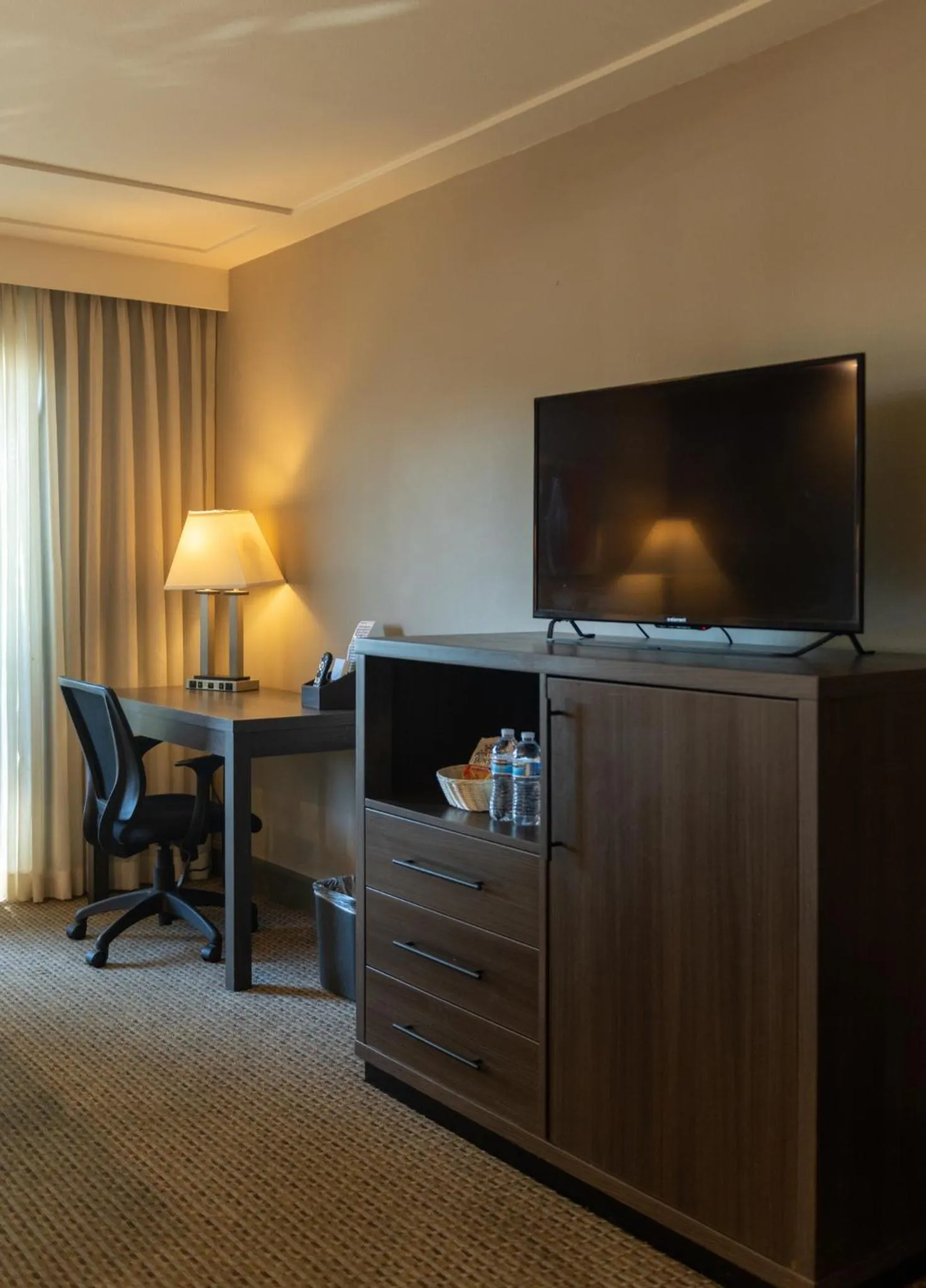TV and multimedia in GreenTree Inn & Suites Los Angeles - Alhambra - Pasadena