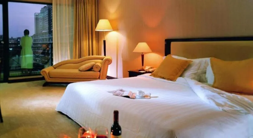 Bed in Dongguan Metropolitan Yijing Hotel