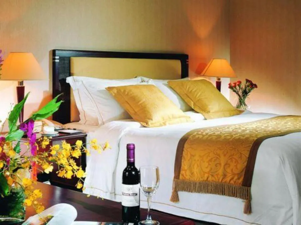 Bed in Dongguan Metropolitan Yijing Hotel