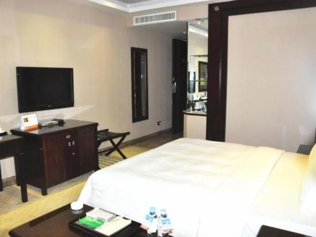 Bed in Dongguan Metropolitan Yijing Hotel