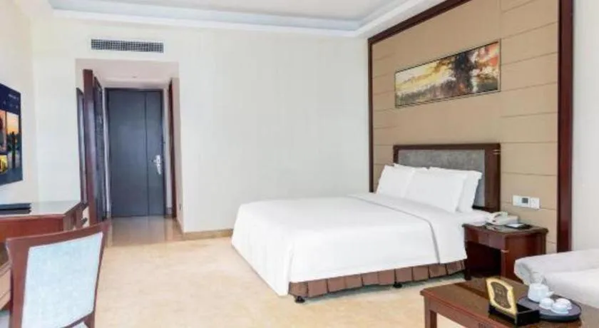 Bed in Dongguan Metropolitan Yijing Hotel