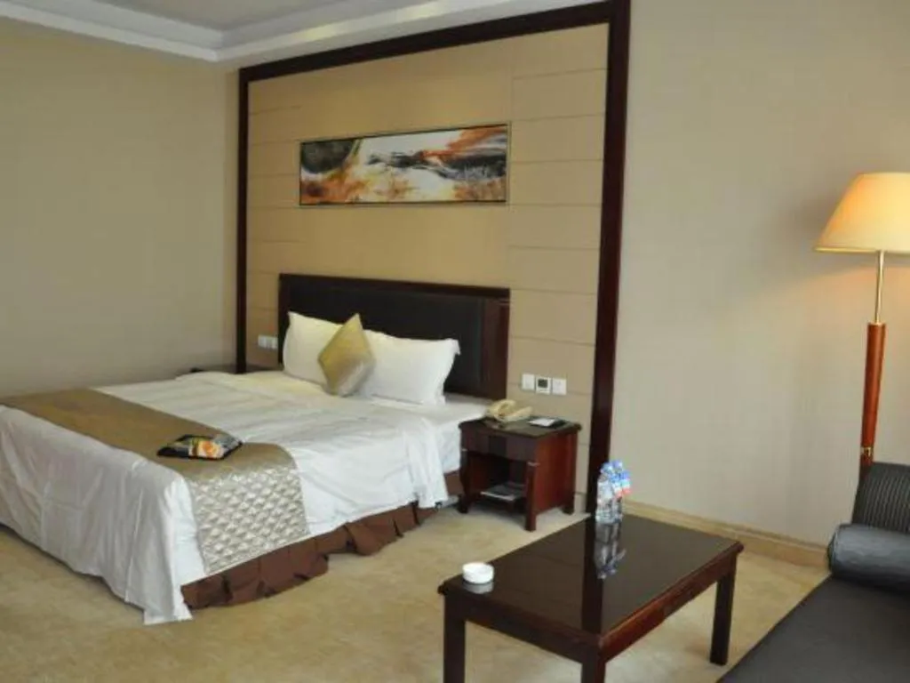 Bed in Dongguan Metropolitan Yijing Hotel