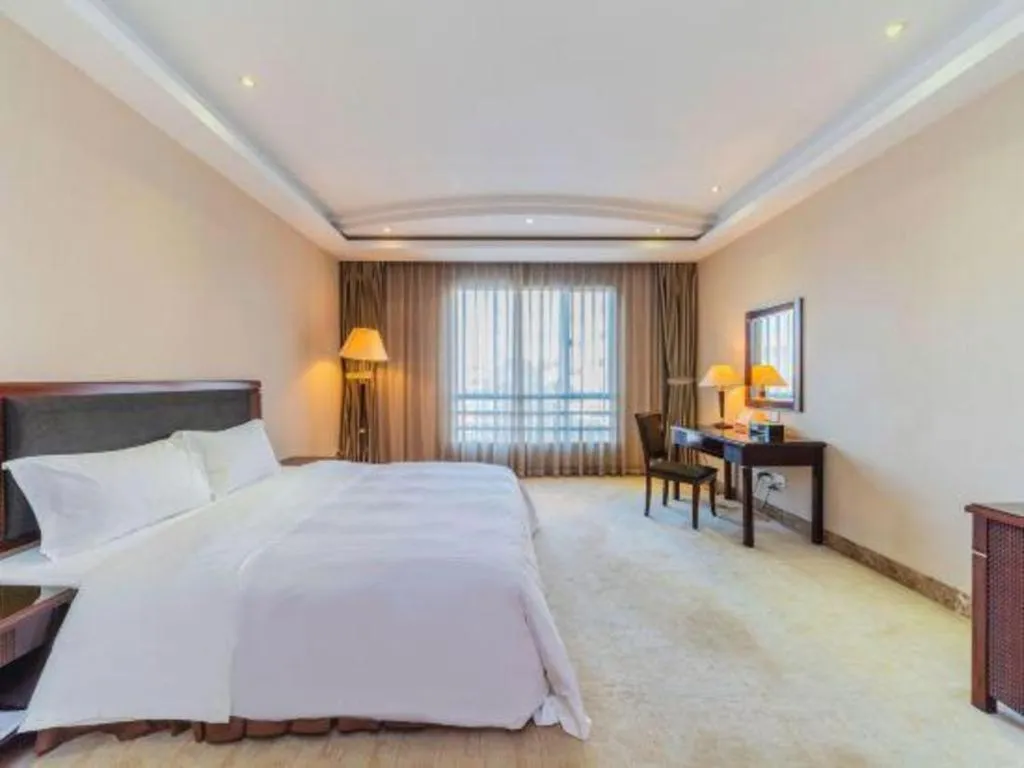 Bed in Dongguan Metropolitan Yijing Hotel