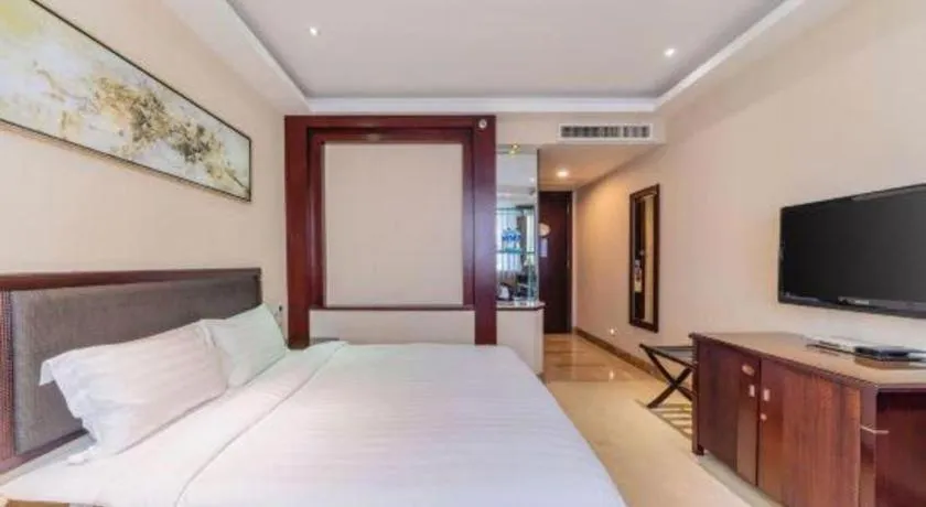 Bed in Dongguan Metropolitan Yijing Hotel