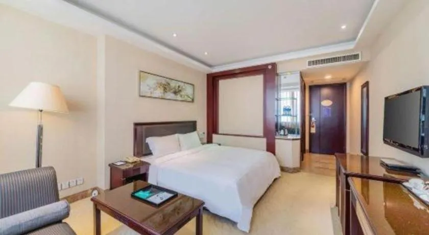 Bed in Dongguan Metropolitan Yijing Hotel