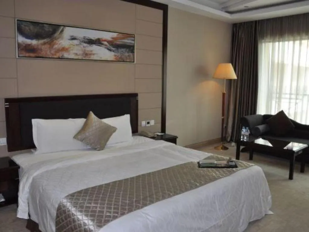 Bed in Dongguan Metropolitan Yijing Hotel