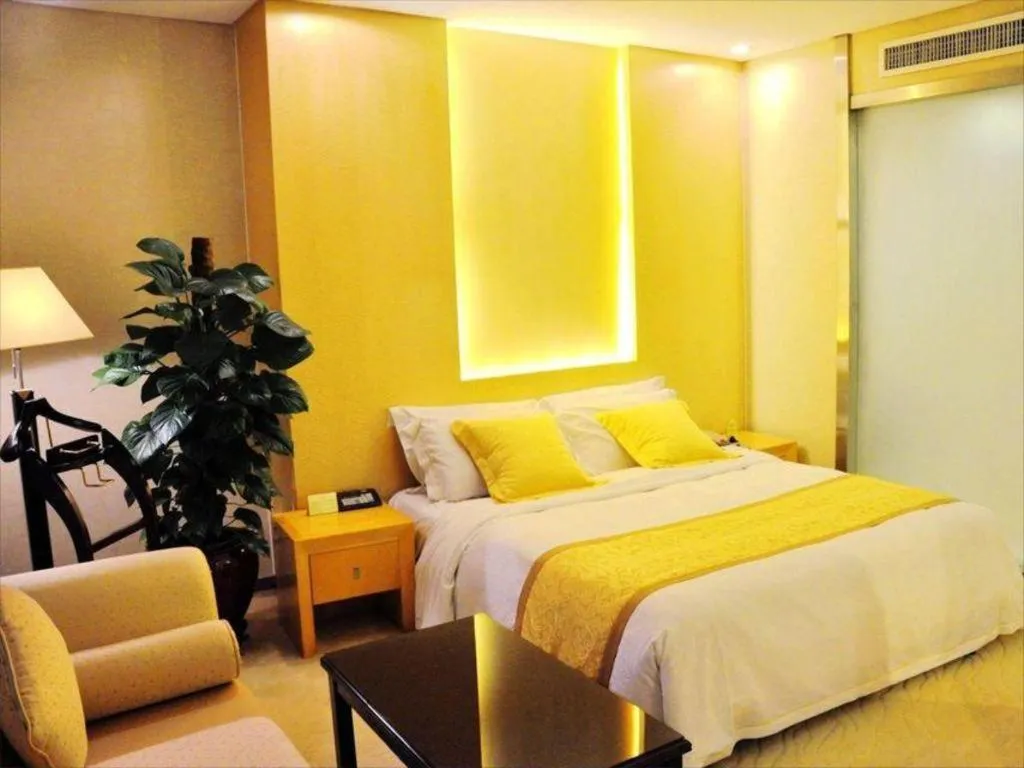 Bed in Dongguan Metropolitan Yijing Hotel