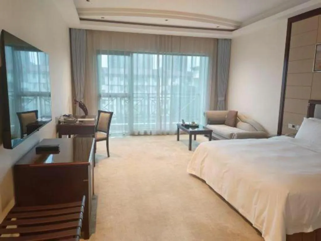 Bed in Dongguan Metropolitan Yijing Hotel