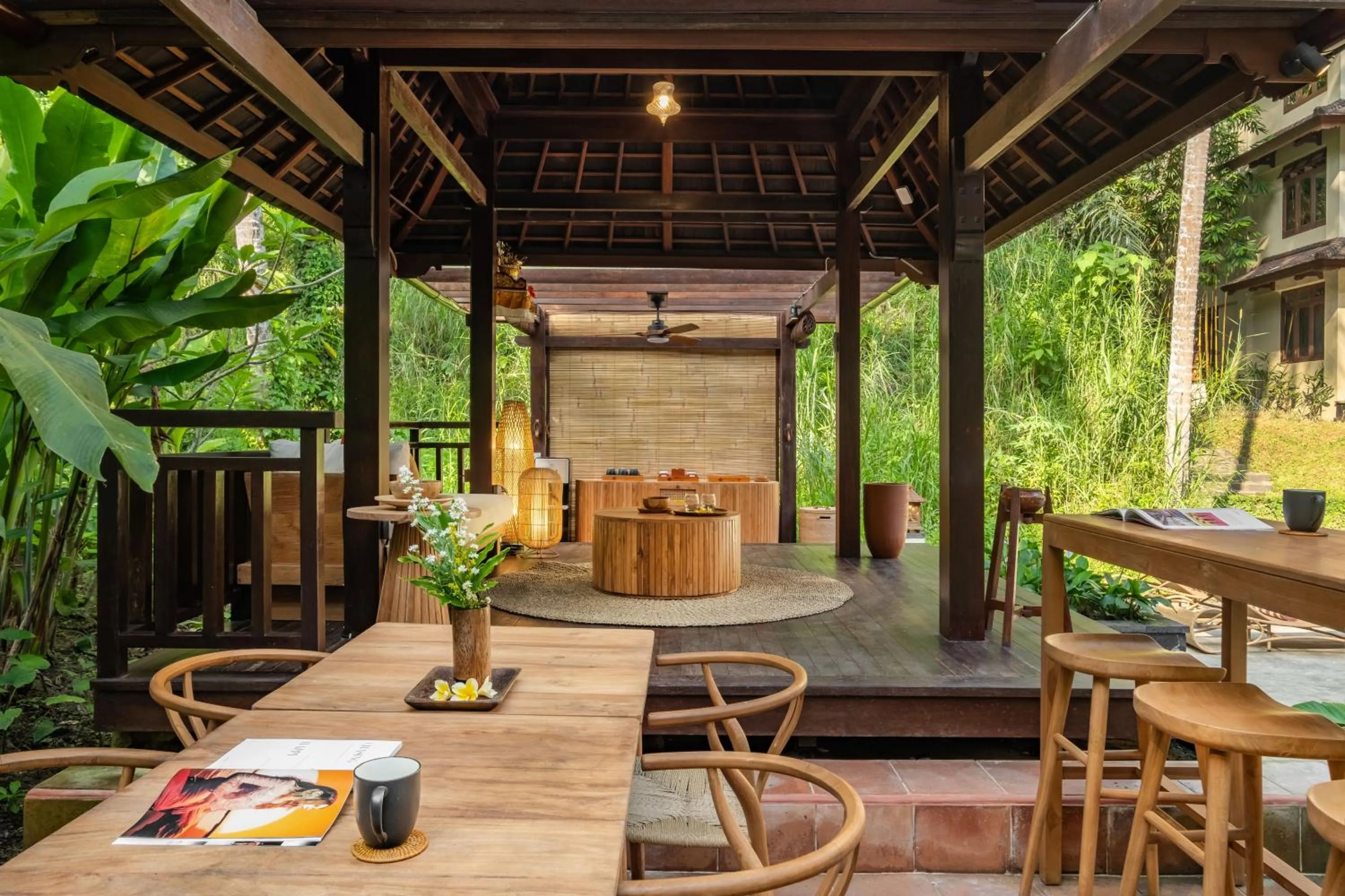 Restaurant/places to eat in Semana Residences by Cove