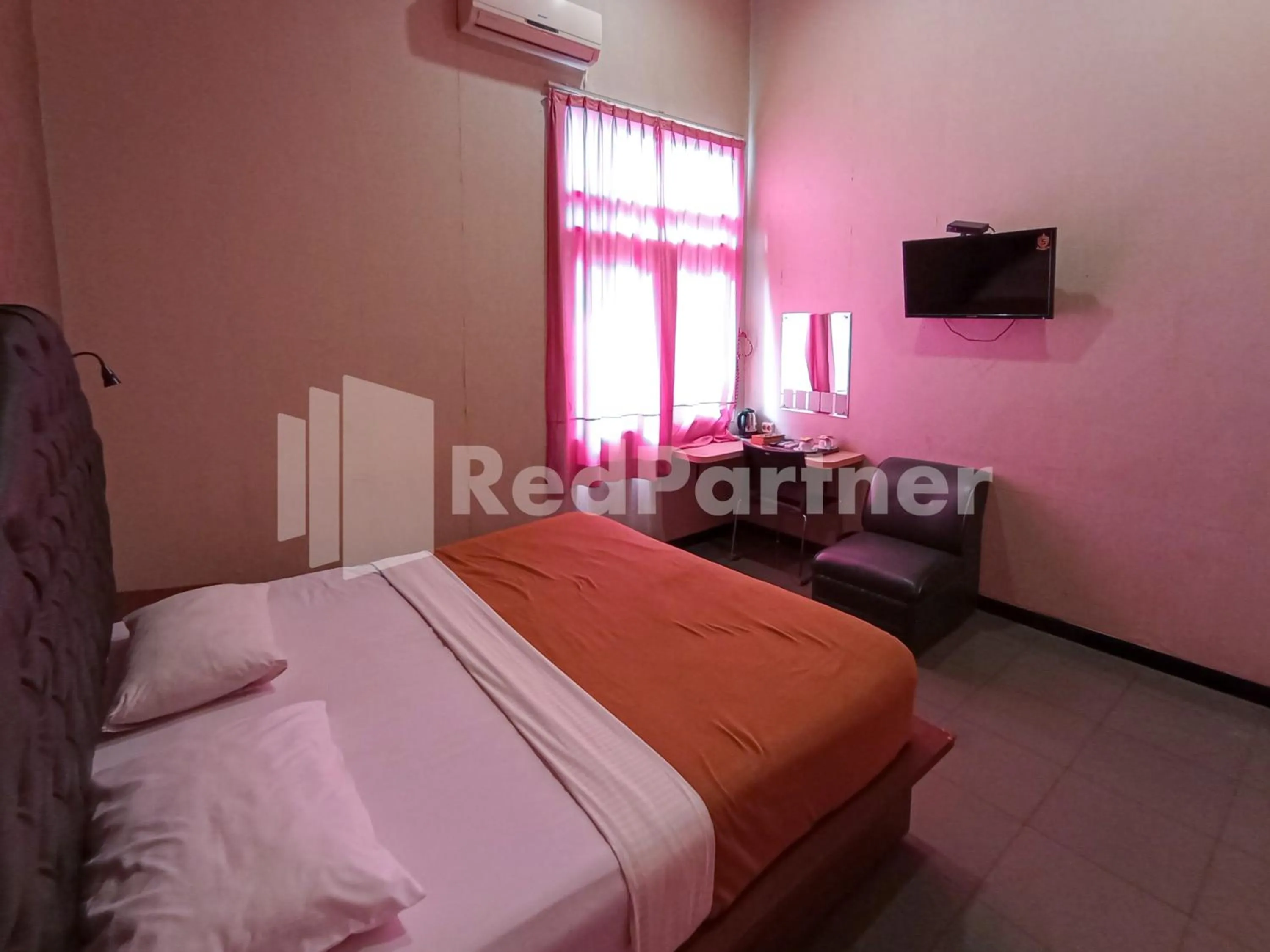Bedroom, Bed in Nillo Hotel Kebumen Mitra RedDoorz