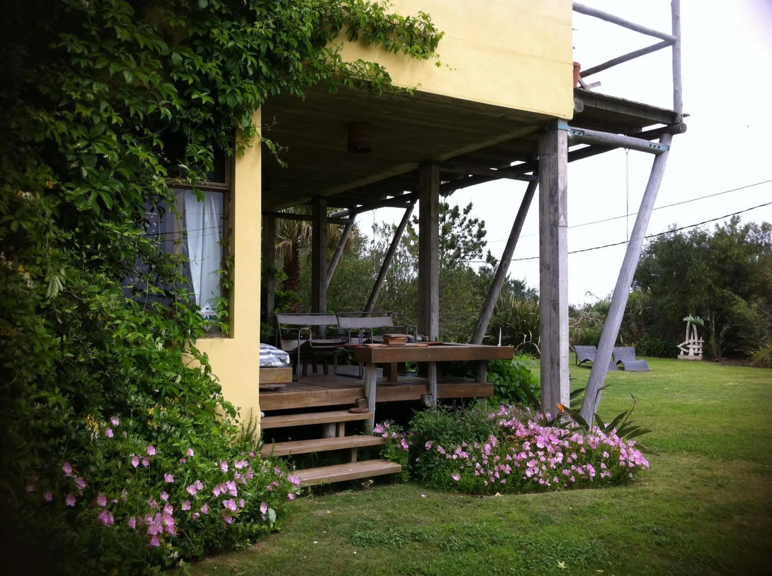 Facade/entrance in Hale Lau