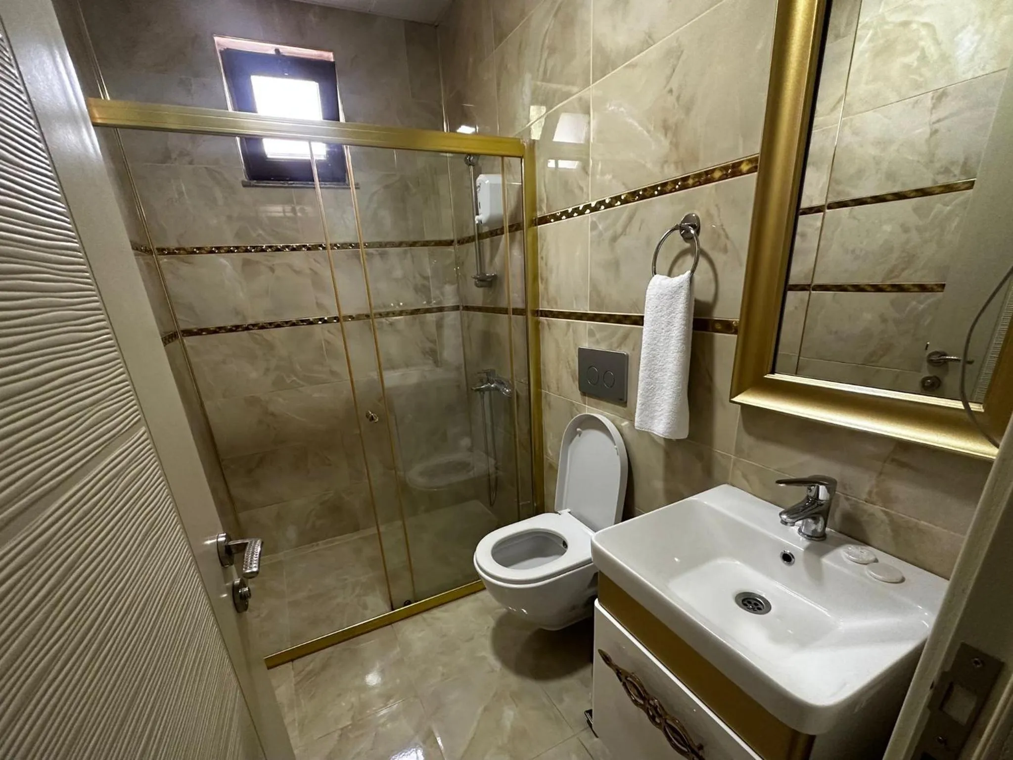 Shower in PUGARi HOTEL