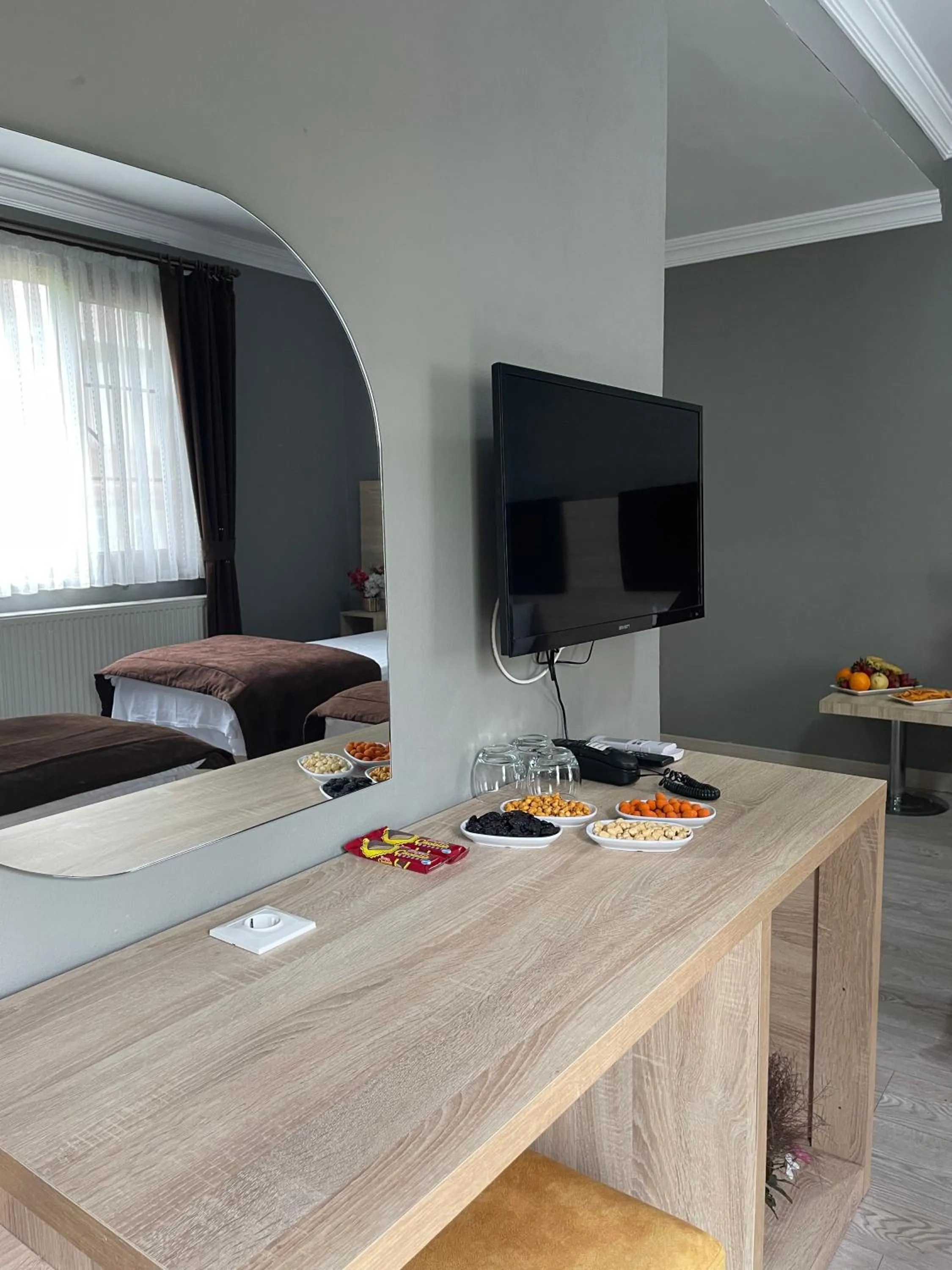 Communal lounge/ TV room in PUGARi HOTEL