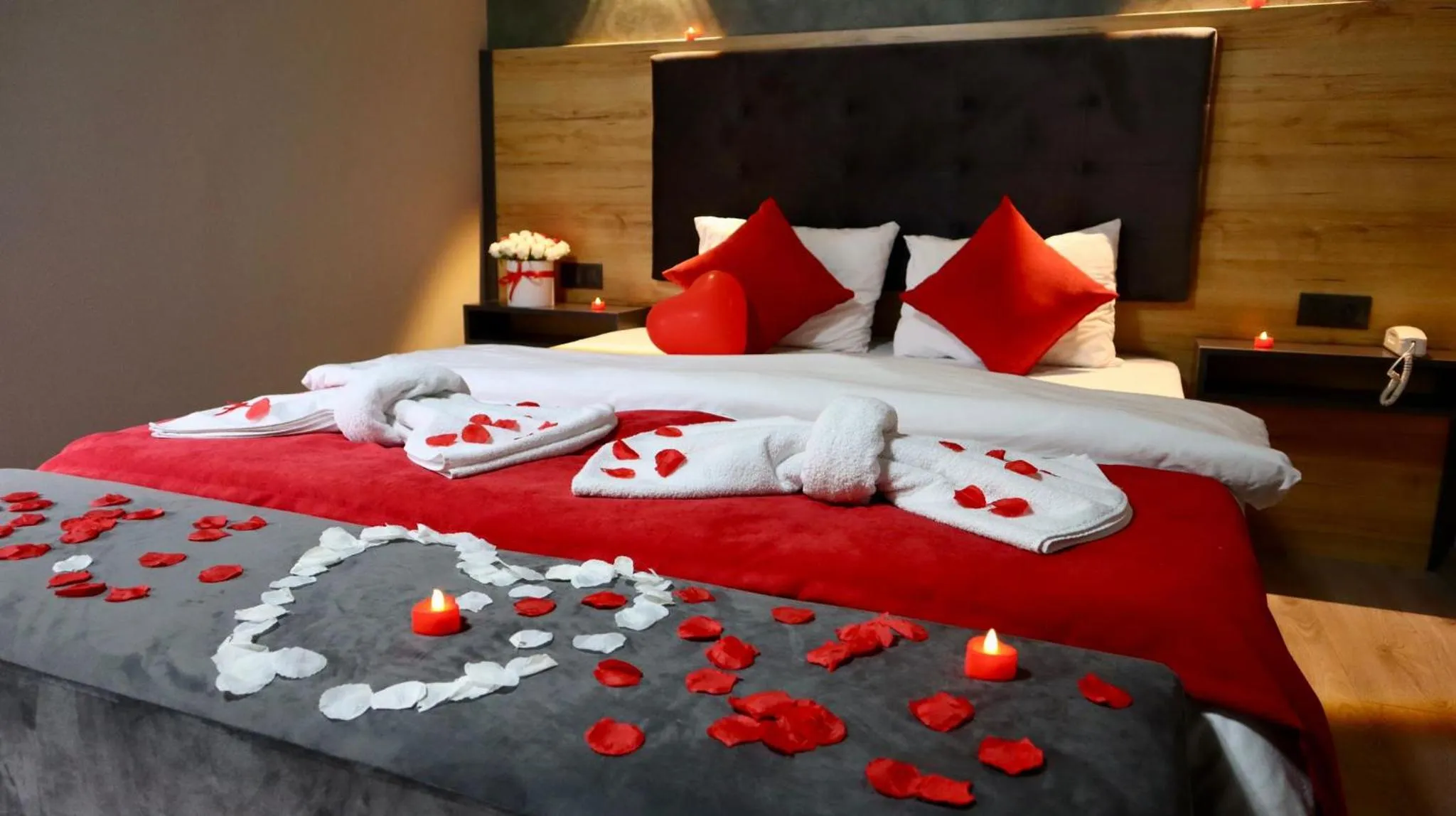 Swimming pool, Bed in PUGARi HOTEL