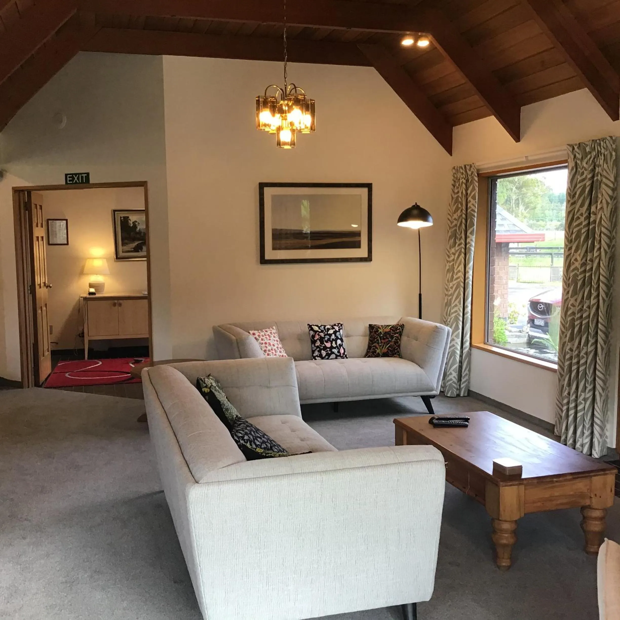 Communal lounge/ TV room in Woodland Glen Lodge B&B