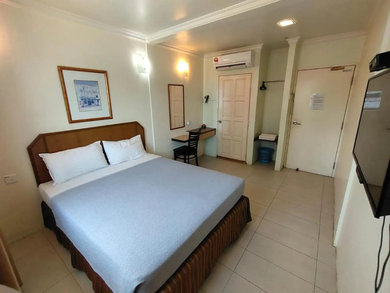 Bed in TRAVELLERS LODGE