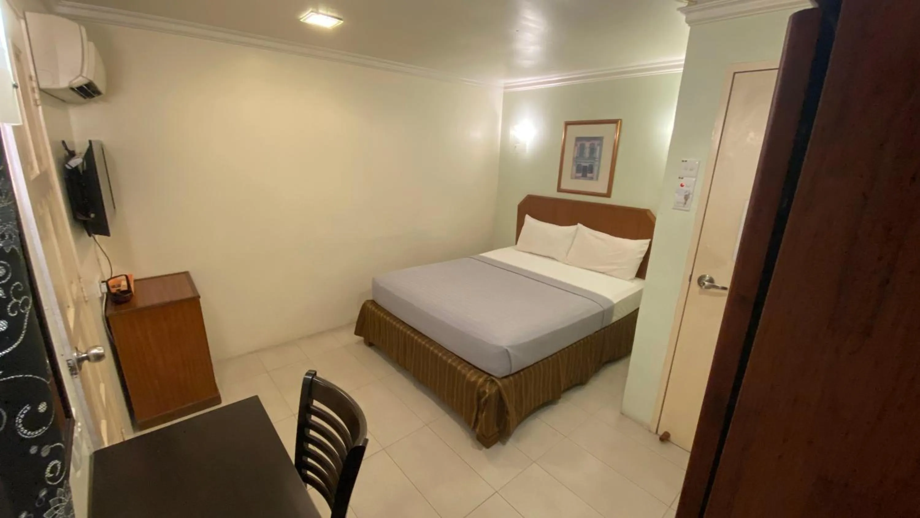 Bed in TRAVELLERS LODGE