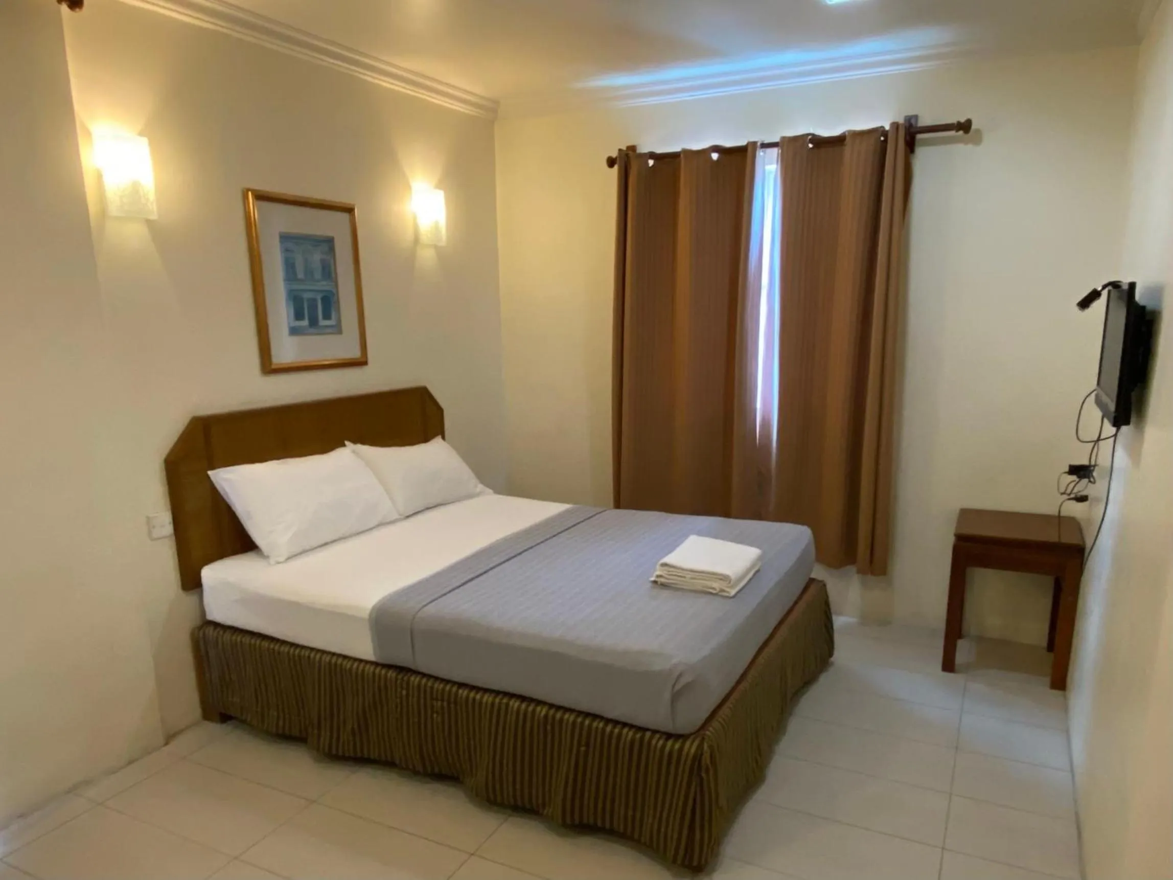 Bed in TRAVELLERS LODGE