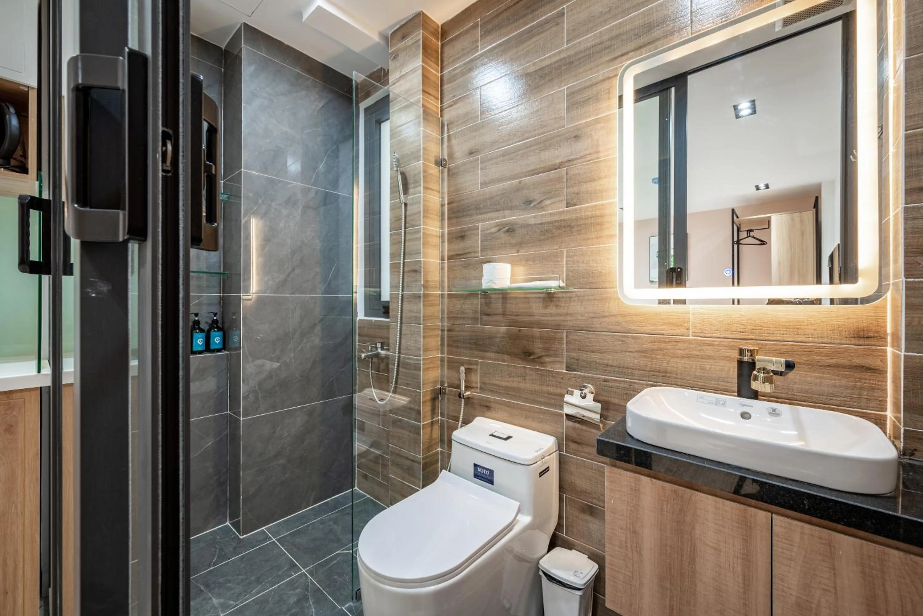 Shower in Cozrum Home - Daisy House