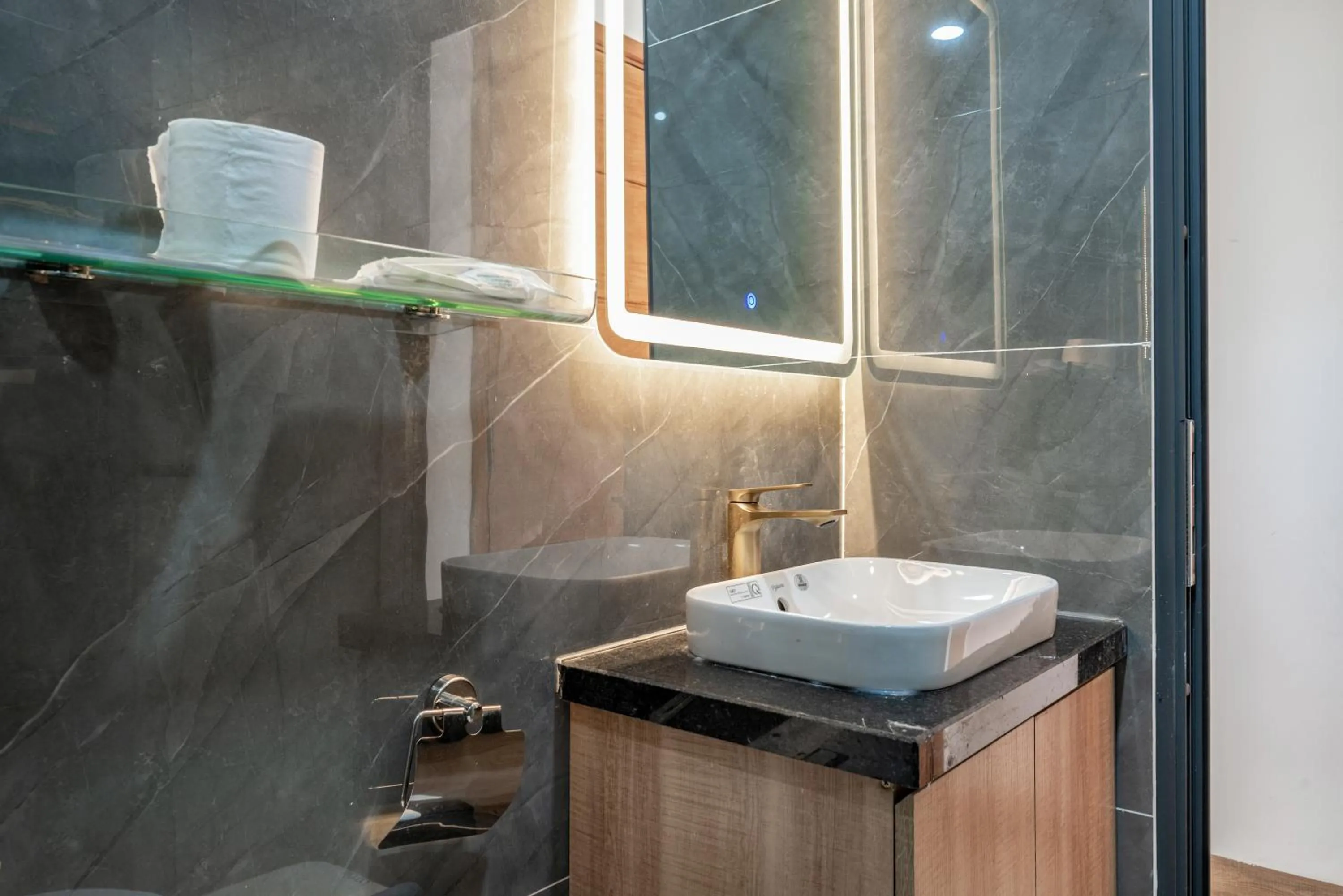 Shower in Cozrum Home - Daisy House