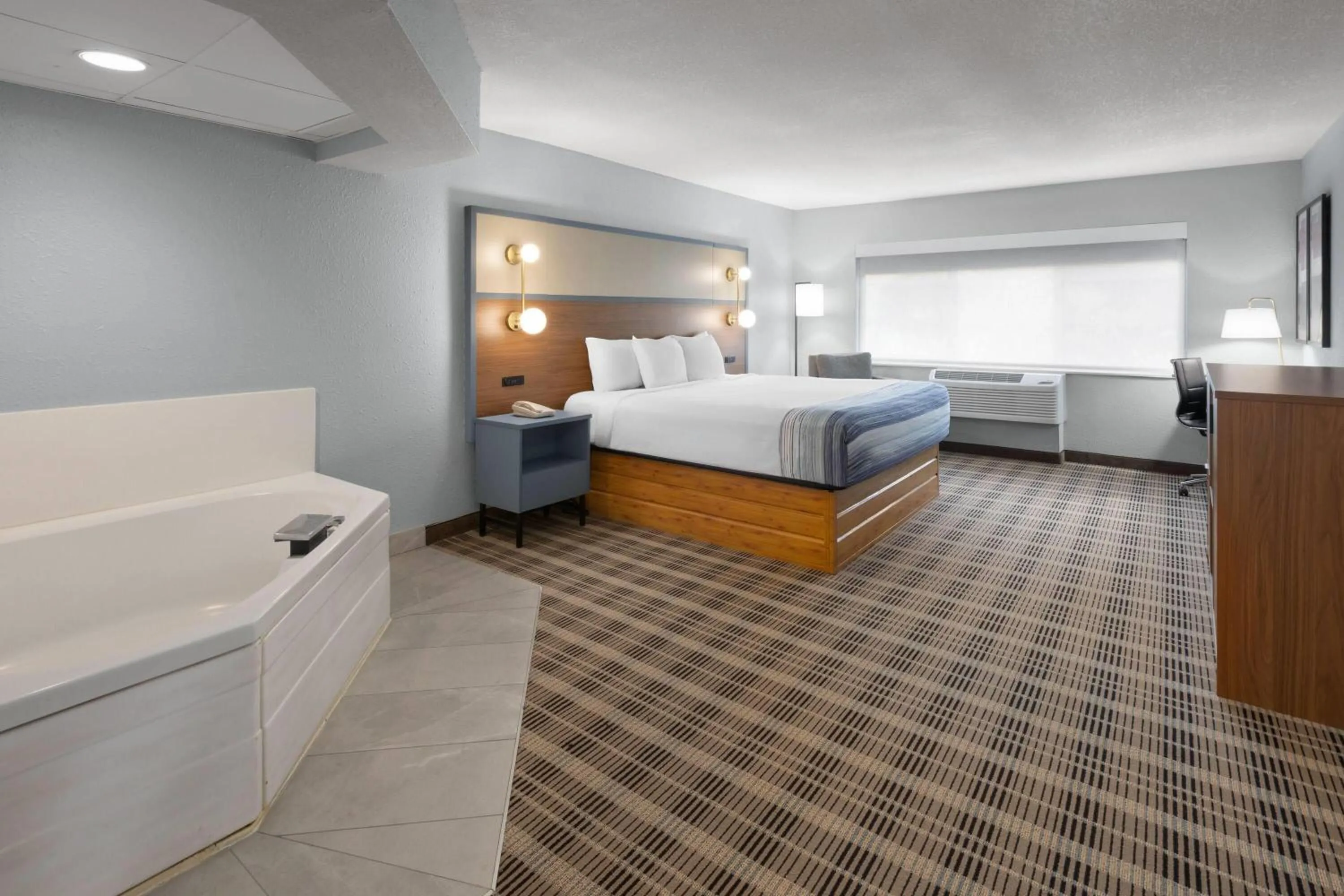 Bath, Bed in AmericInn by Wyndham Douglas/Saugatuck