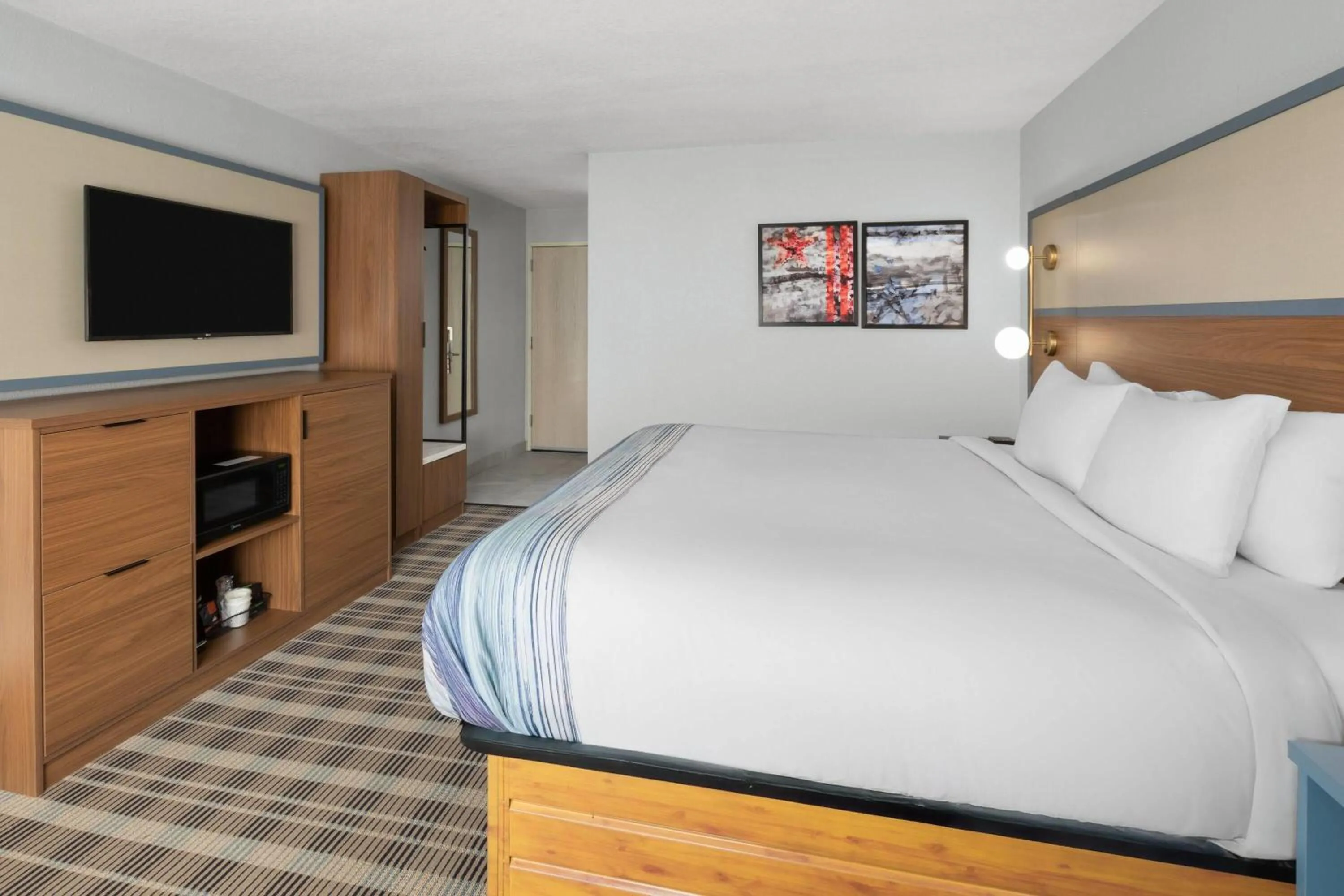 Photo of the whole room, Bed in AmericInn by Wyndham Douglas/Saugatuck