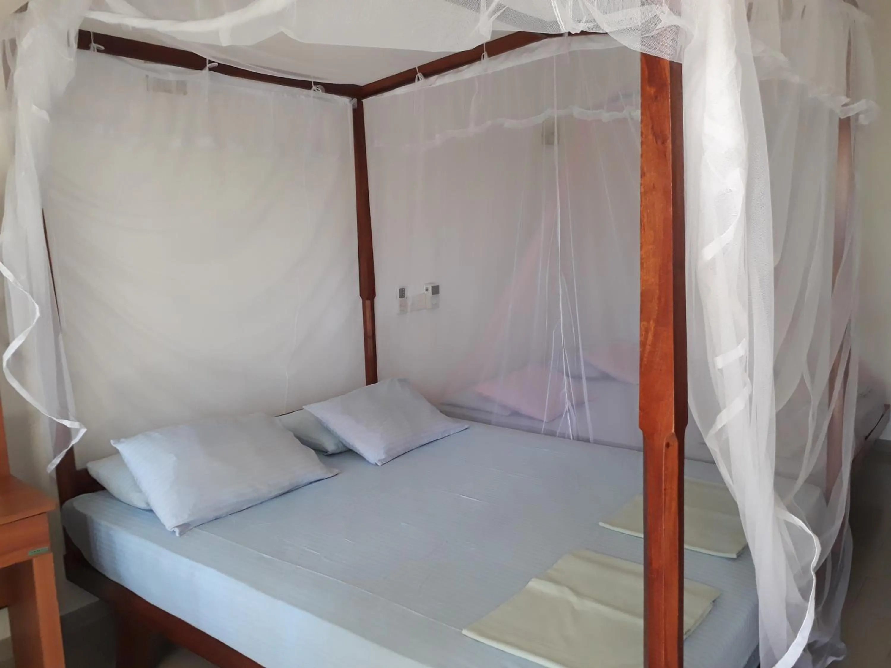 Bedroom, Bed in Traveller's Home Hotel