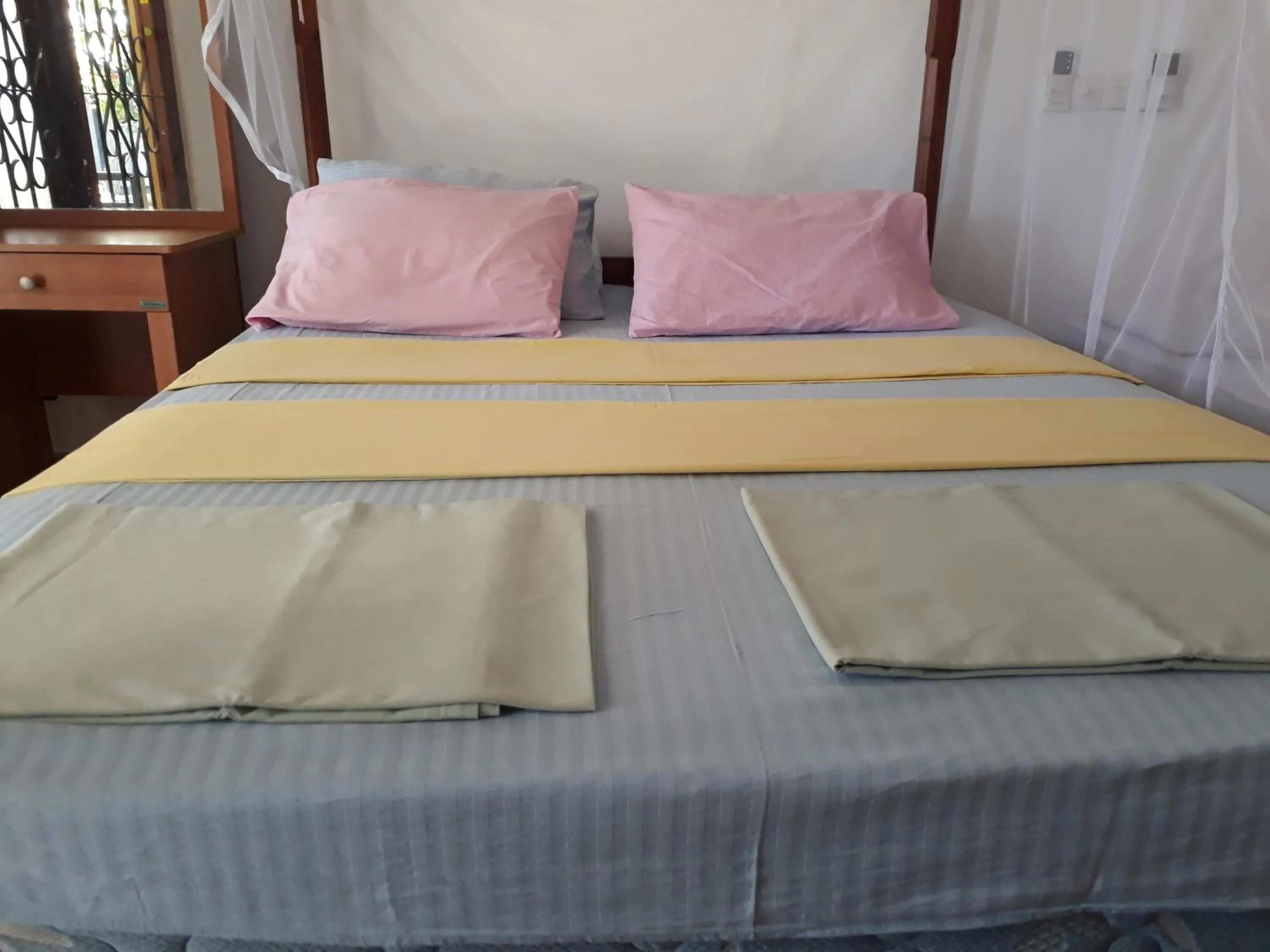 Bedroom, Bed in Traveller's Home Hotel