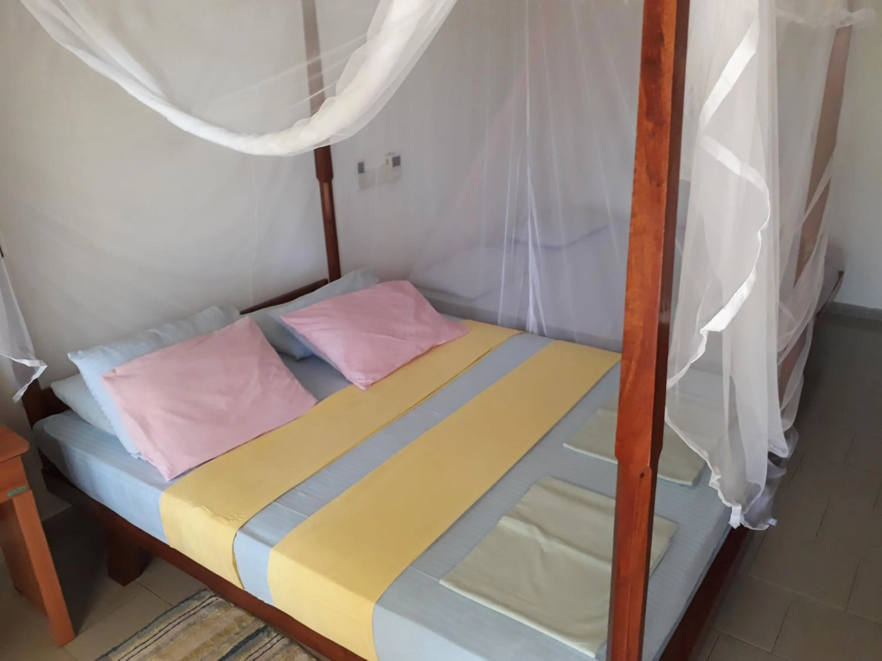 Bedroom, Bed in Traveller's Home Hotel