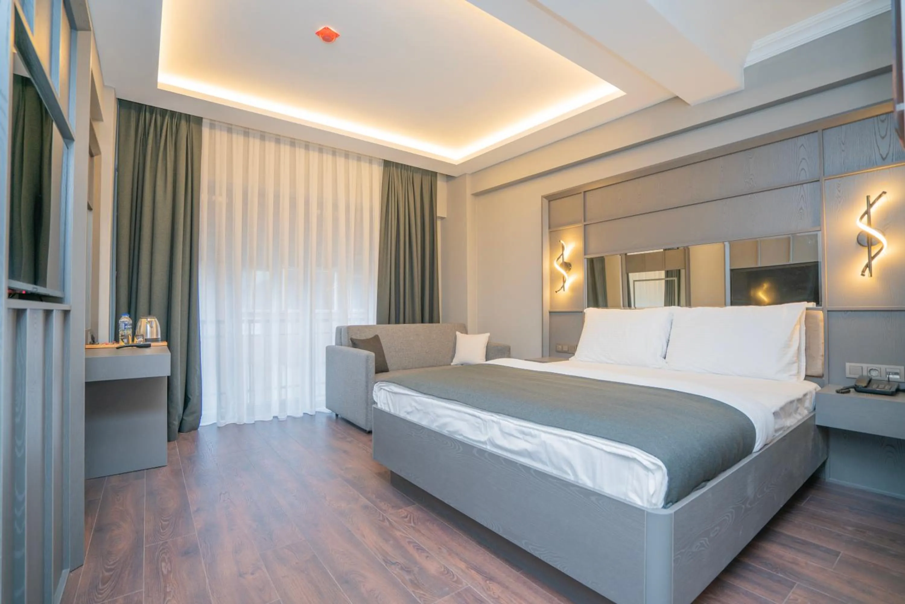 Bedroom, Bed in 216 Style Suite